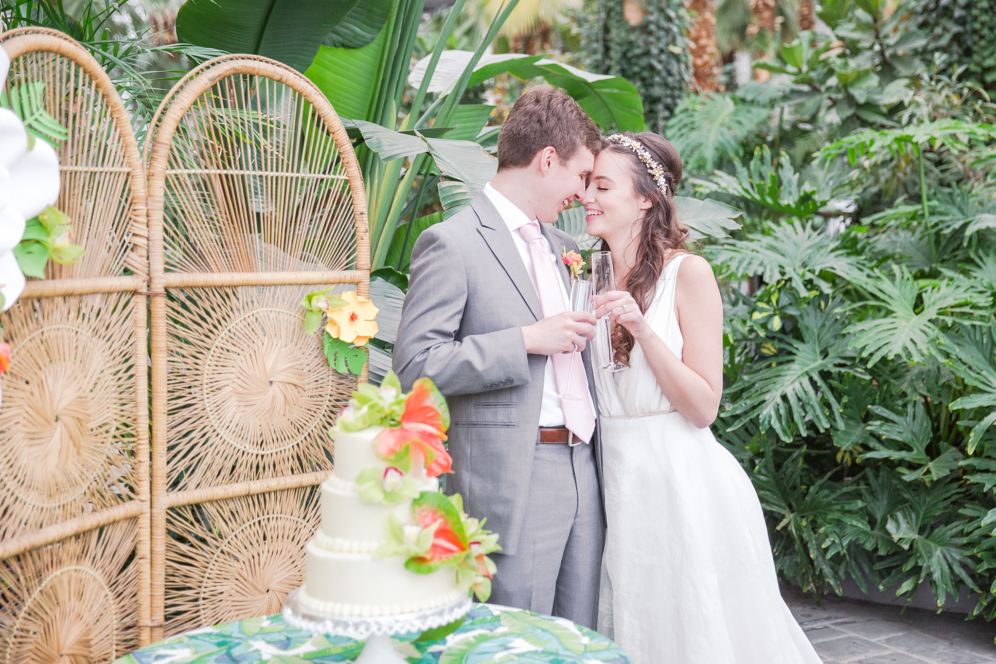 colorful-tropical-wedding-photos-at-the-crystal-gardens-in-chicago-illinois-by-courtney-carolyn-photography_0042.jpg