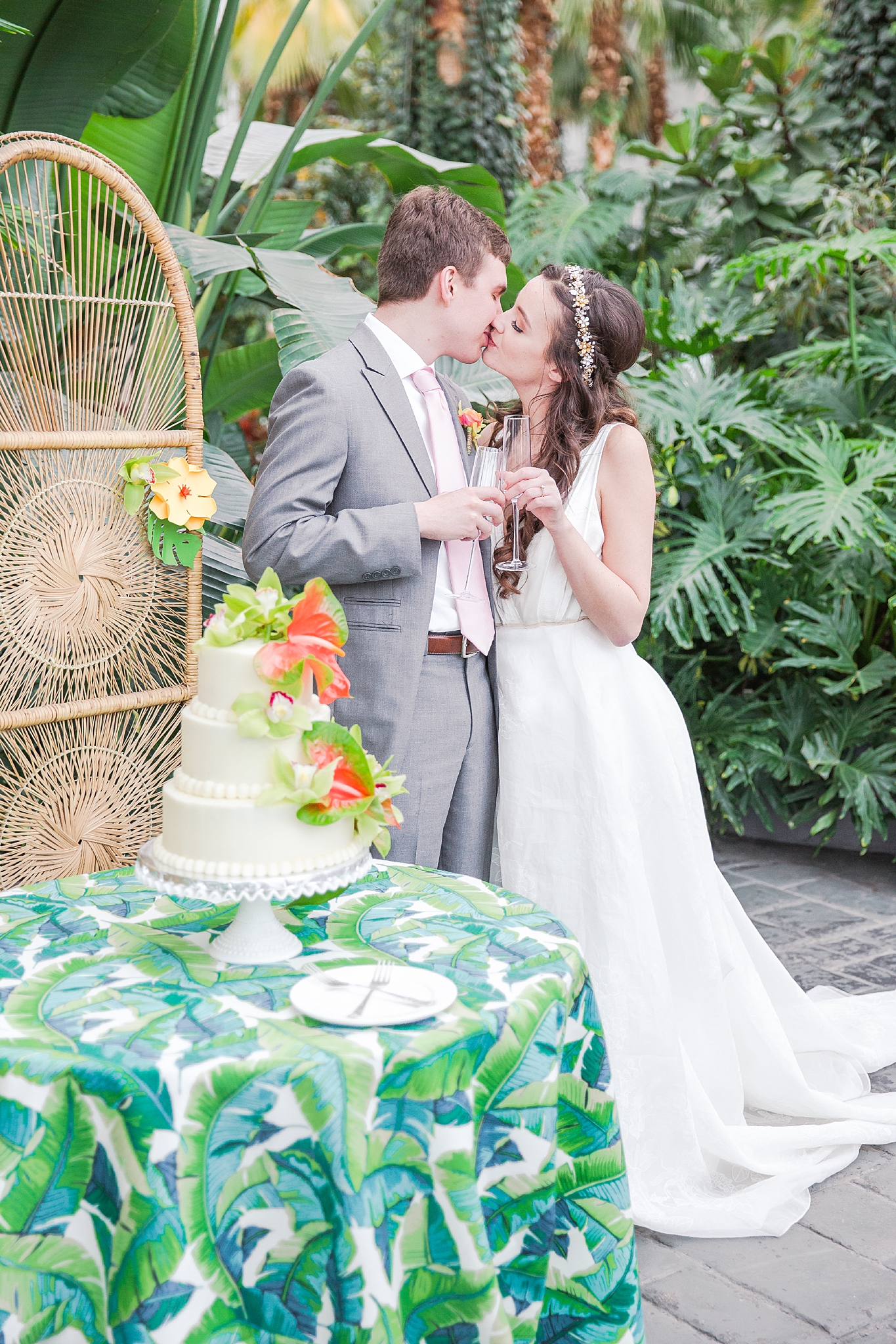 colorful-tropical-wedding-photos-at-the-crystal-gardens-in-chicago-illinois-by-courtney-carolyn-photography_0049.jpg