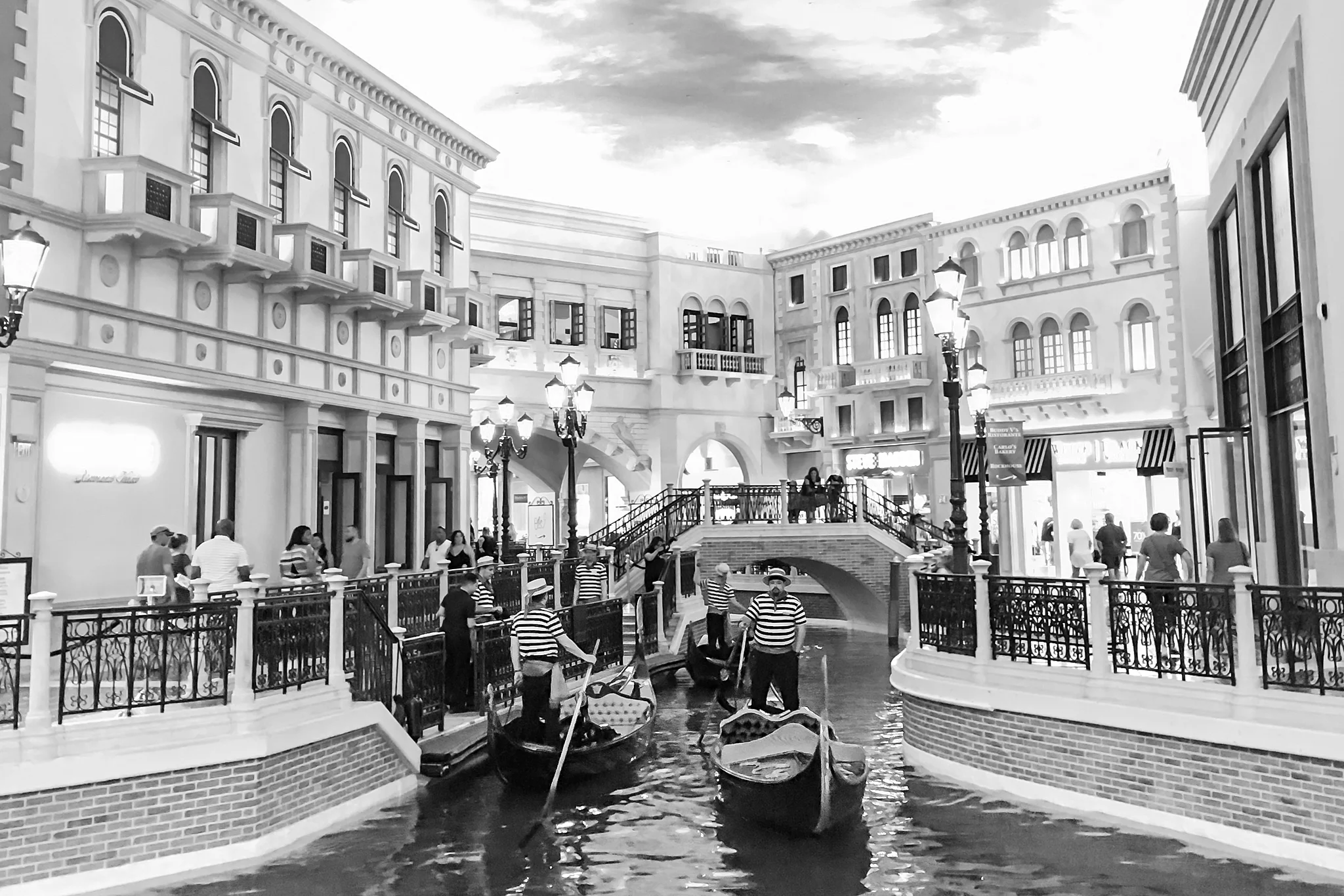 three-day-weekend-guide-to-a-las-vegas-bachelorette-party-by-courtney-carolyn-photography_0010.jpg