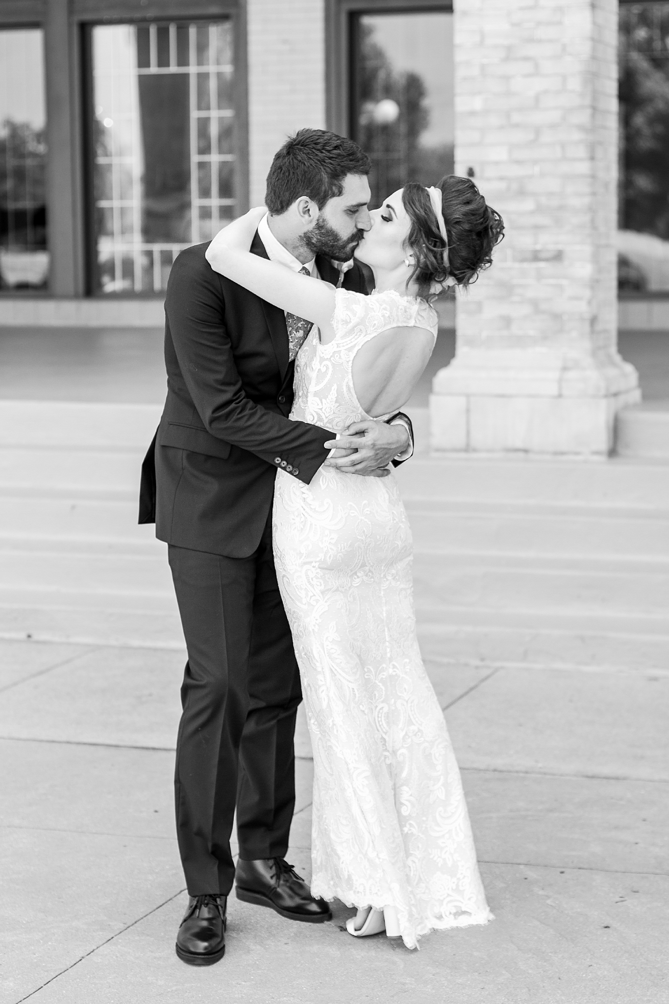 joyful-romantic-modern-laid-back-wedding-photography-in-detroit-ann-arbor-northern-mi-and-chicago-by-courtney-carolyn-photography_0010.jpg