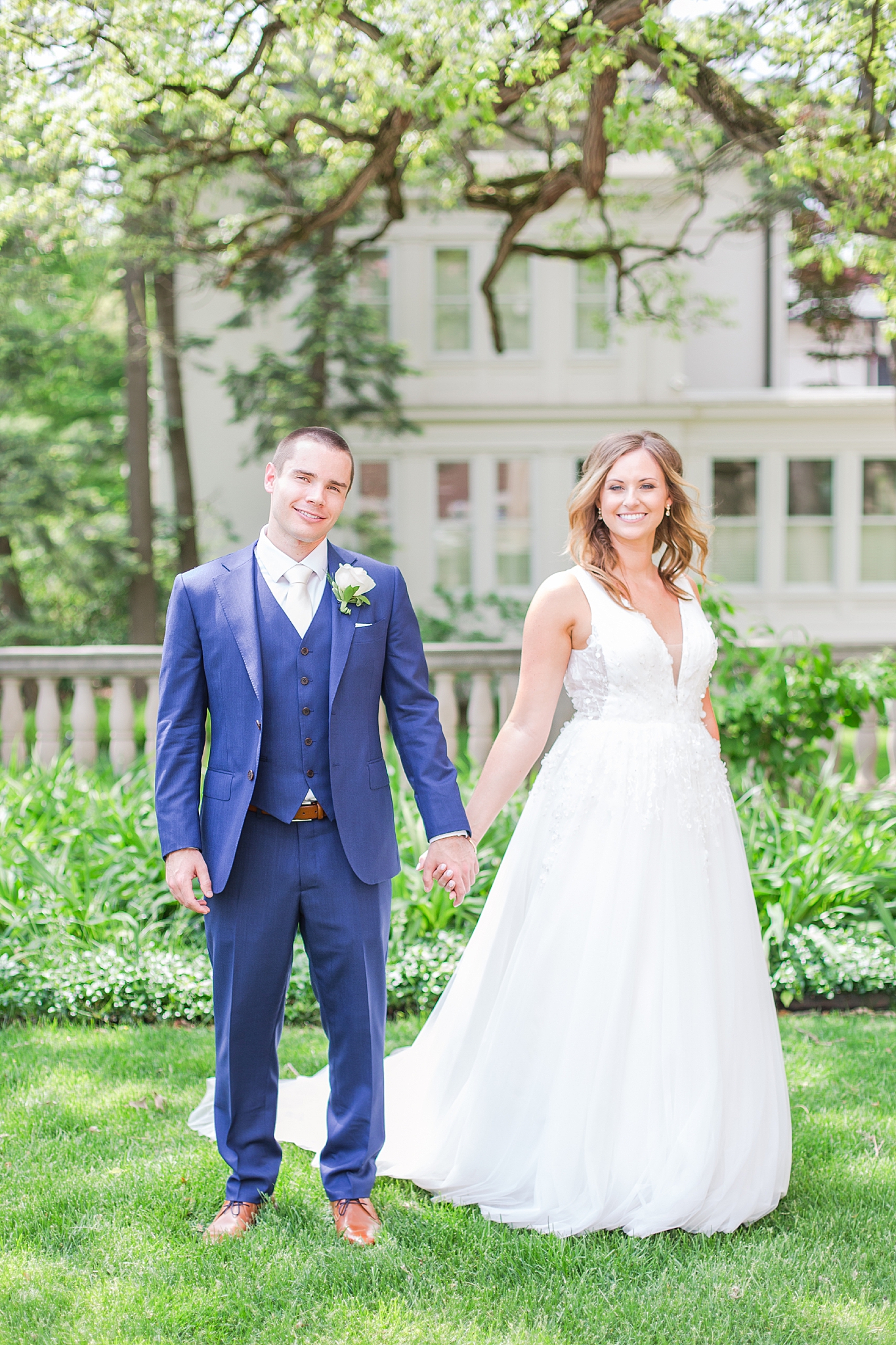 joyful-romantic-modern-laid-back-wedding-photography-in-detroit-ann-arbor-northern-mi-and-chicago-by-courtney-carolyn-photography_0037.jpg