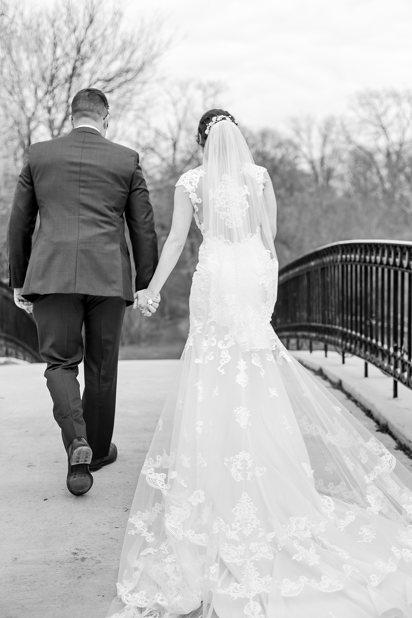 joyful-romantic-modern-laid-back-wedding-photography-in-detroit-ann-arbor-northern-mi-and-chicago-by-courtney-carolyn-photography_0062.jpg