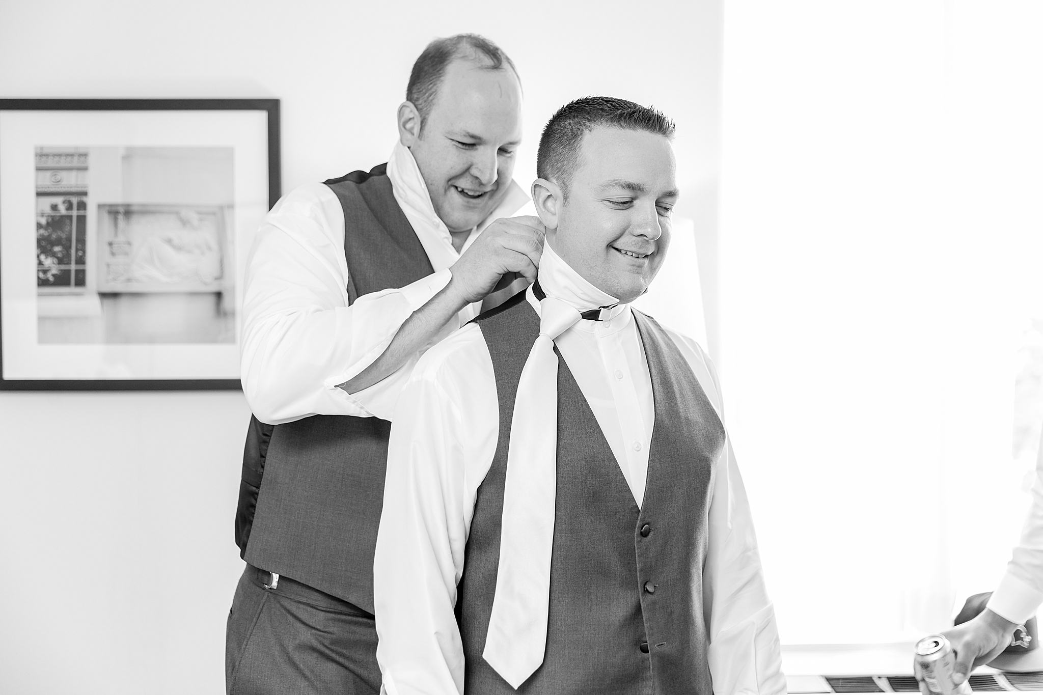 modern-romantic-wedding-photography-at-webers-in-ann-arbor-michigan-by-courtney-carolyn-photography_0005.jpg