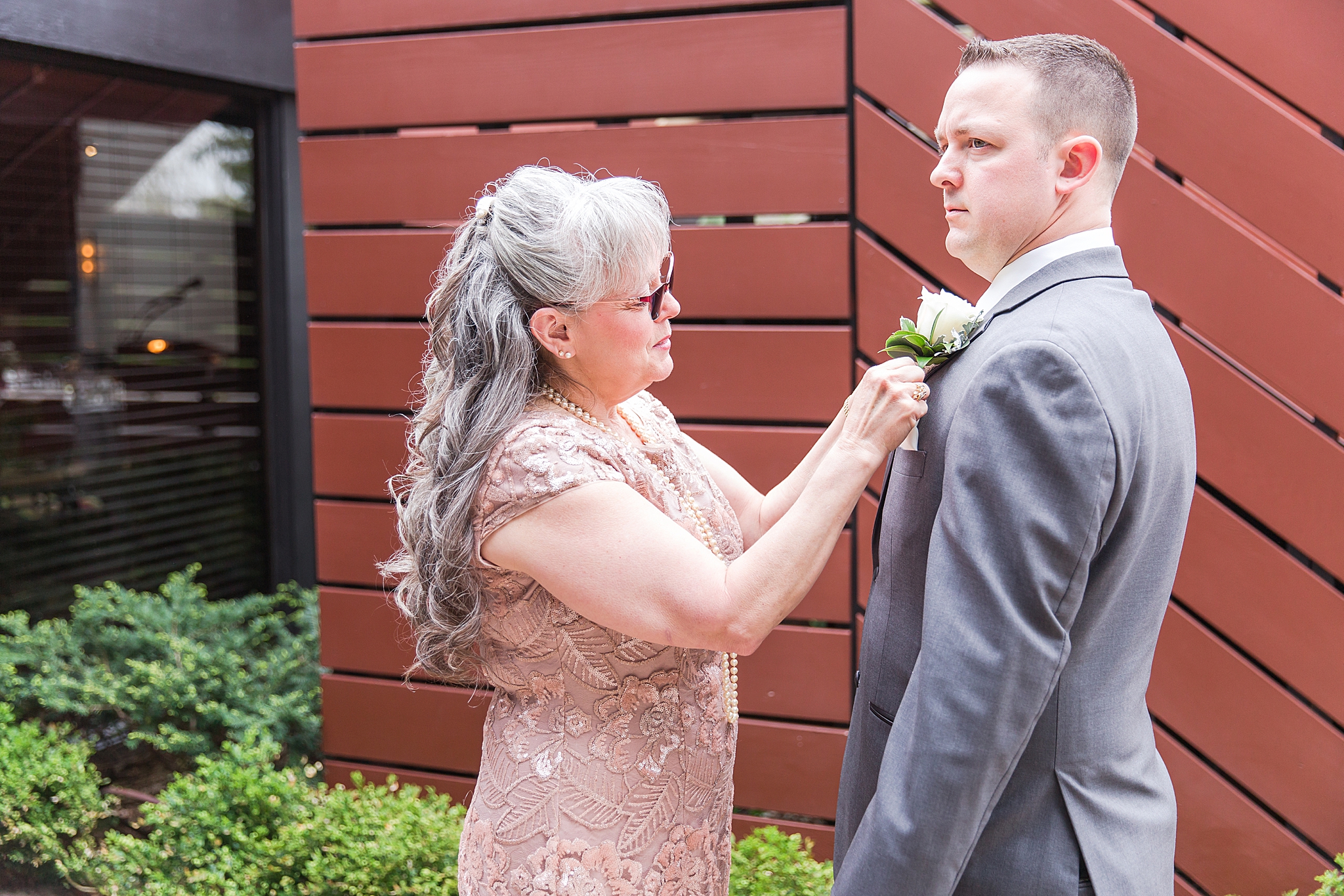 modern-romantic-wedding-photography-at-webers-in-ann-arbor-michigan-by-courtney-carolyn-photography_0016.jpg