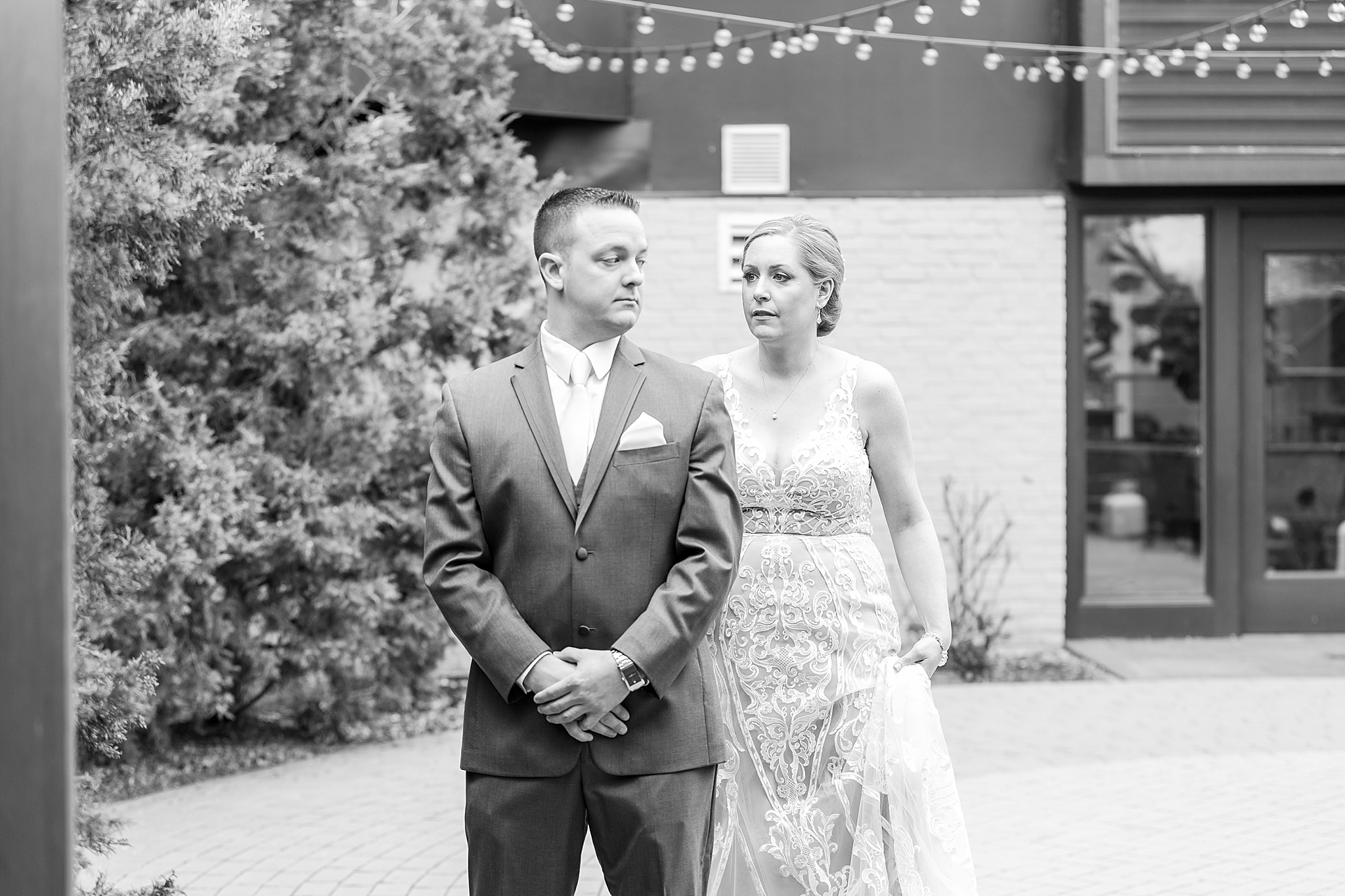 modern-romantic-wedding-photography-at-webers-in-ann-arbor-michigan-by-courtney-carolyn-photography_0019.jpg