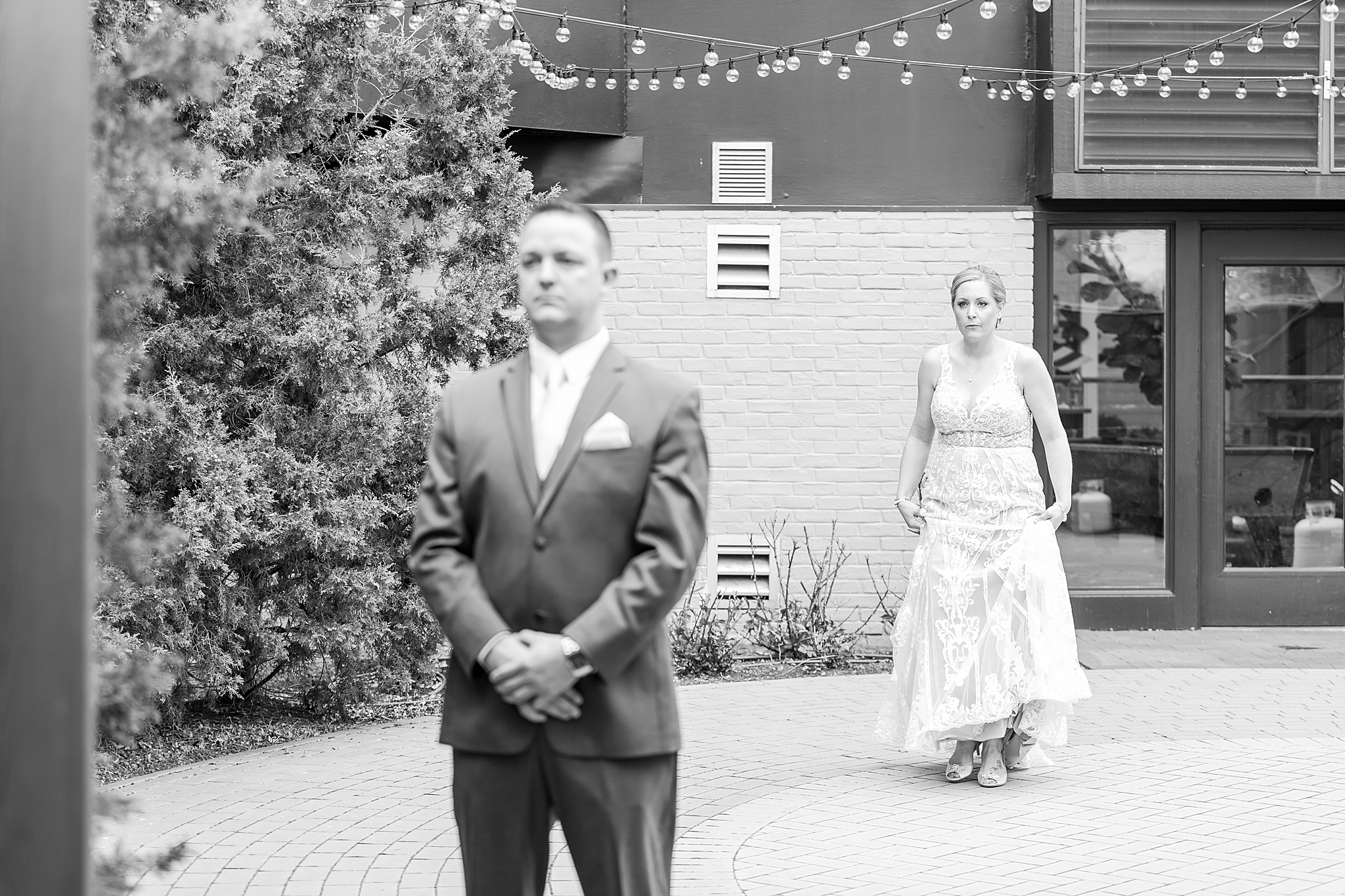 modern-romantic-wedding-photography-at-webers-in-ann-arbor-michigan-by-courtney-carolyn-photography_0018.jpg