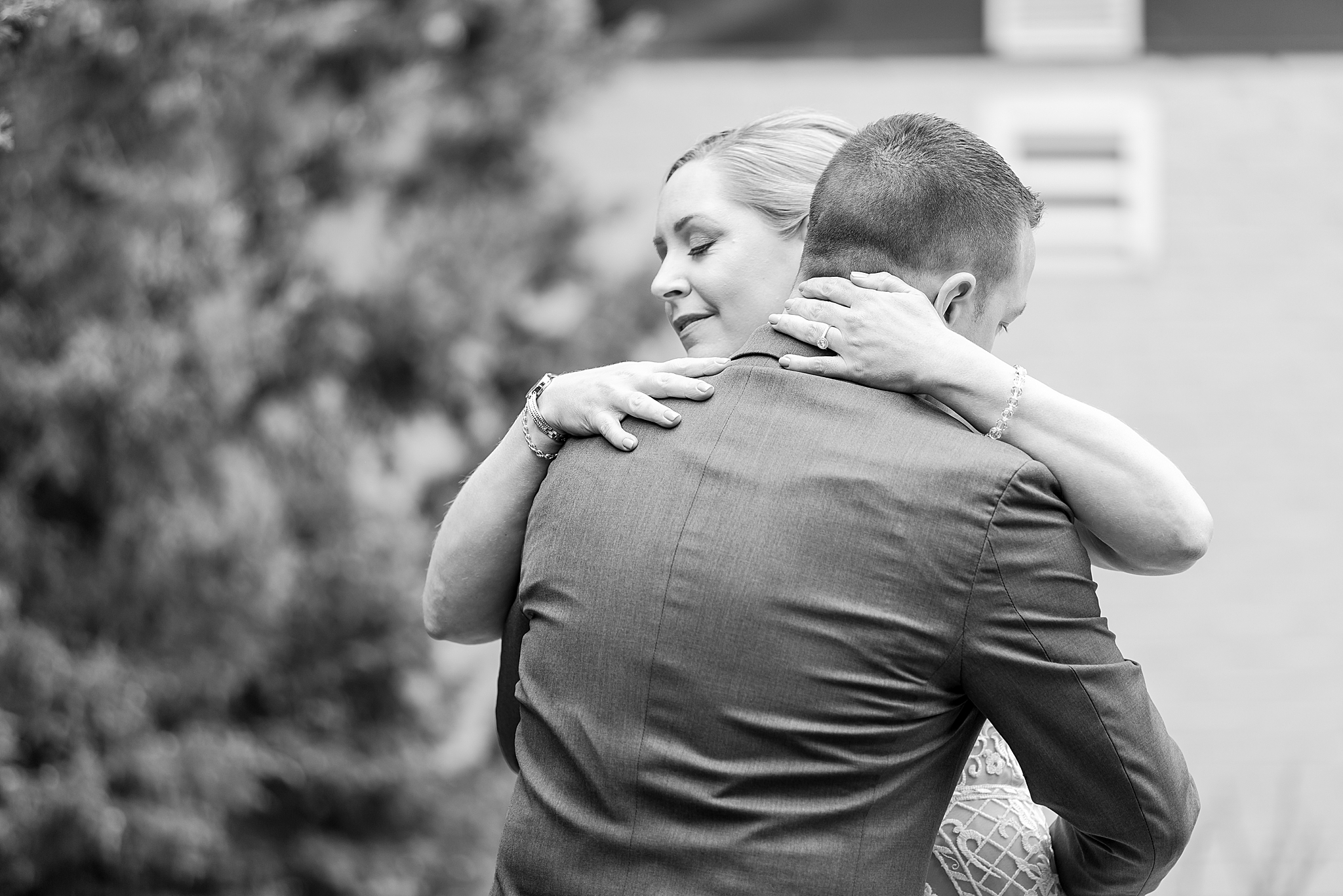 modern-romantic-wedding-photography-at-webers-in-ann-arbor-michigan-by-courtney-carolyn-photography_0021.jpg