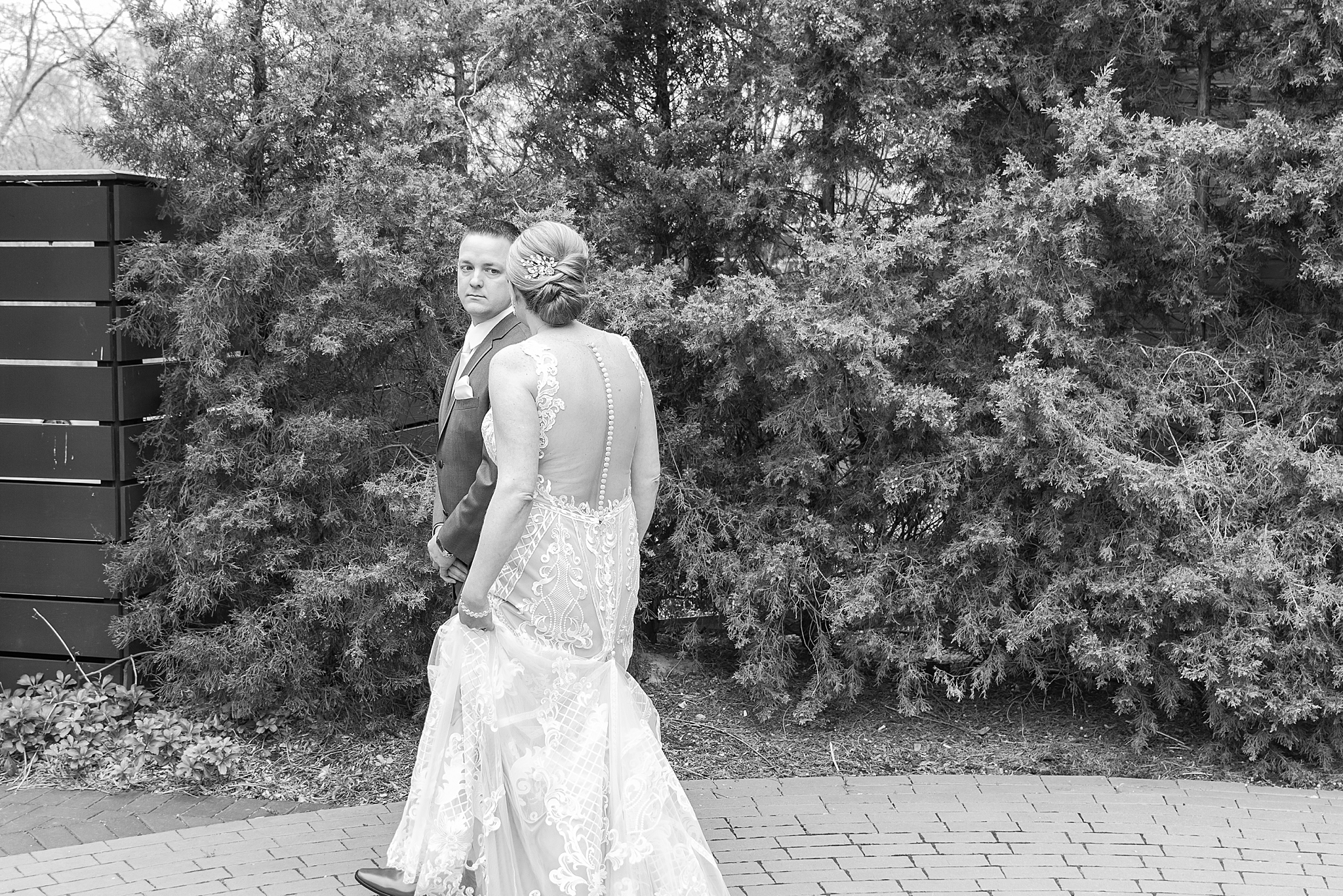 modern-romantic-wedding-photography-at-webers-in-ann-arbor-michigan-by-courtney-carolyn-photography_0020.jpg