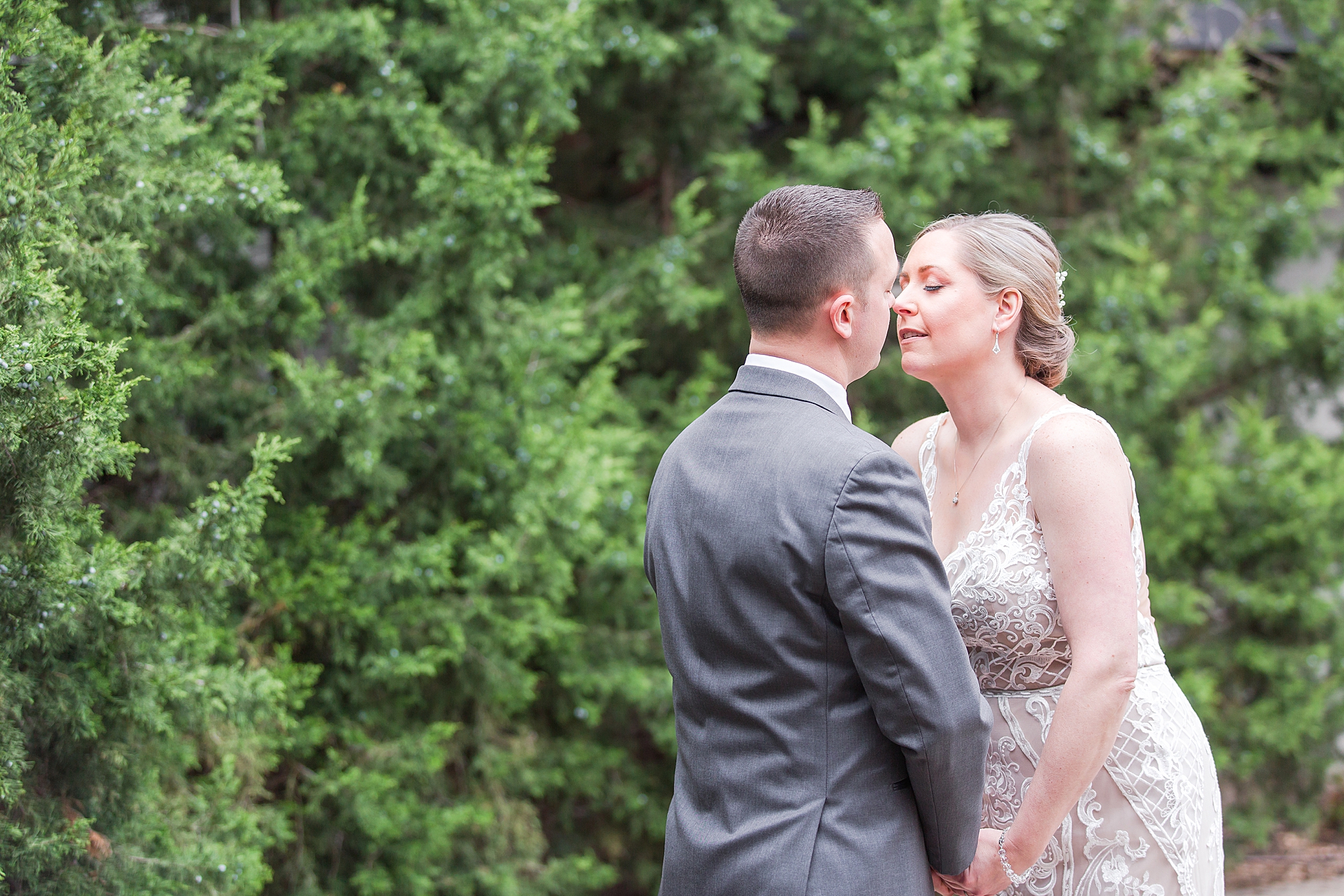 modern-romantic-wedding-photography-at-webers-in-ann-arbor-michigan-by-courtney-carolyn-photography_0023.jpg