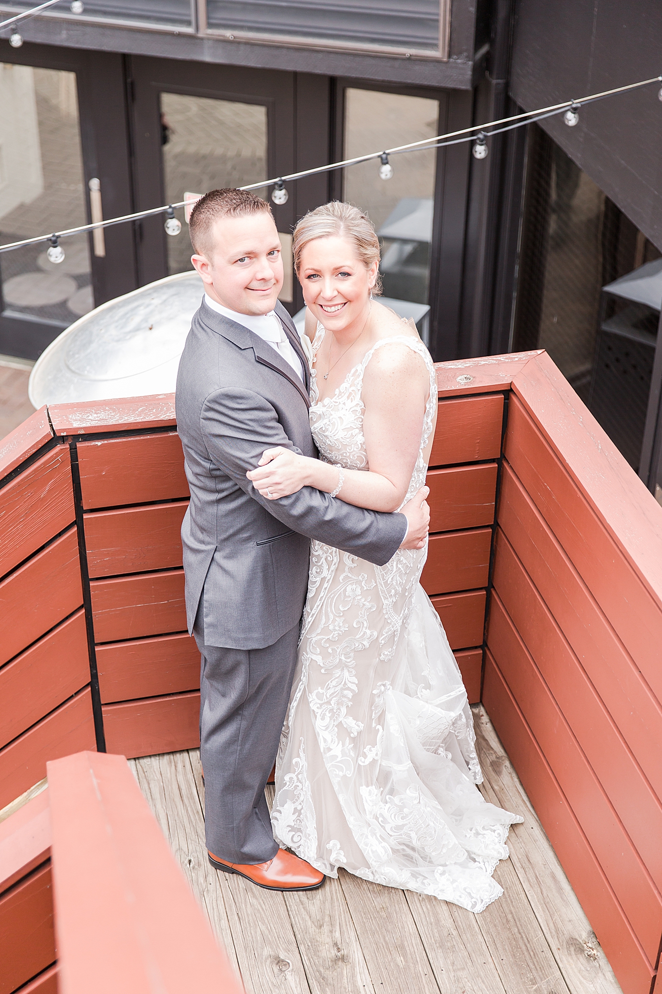modern-romantic-wedding-photography-at-webers-in-ann-arbor-michigan-by-courtney-carolyn-photography_0027.jpg