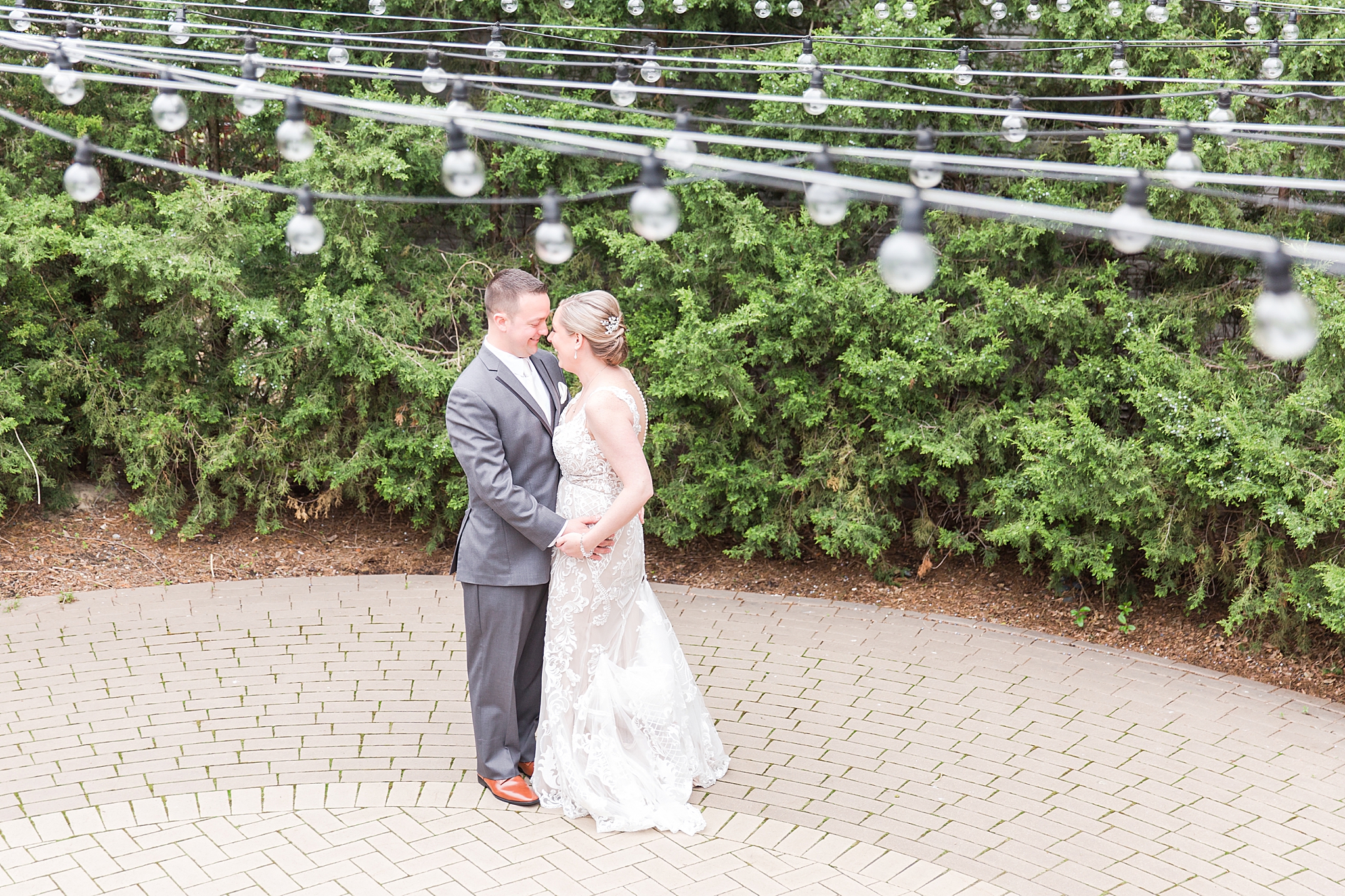 modern-romantic-wedding-photography-at-webers-in-ann-arbor-michigan-by-courtney-carolyn-photography_0026.jpg