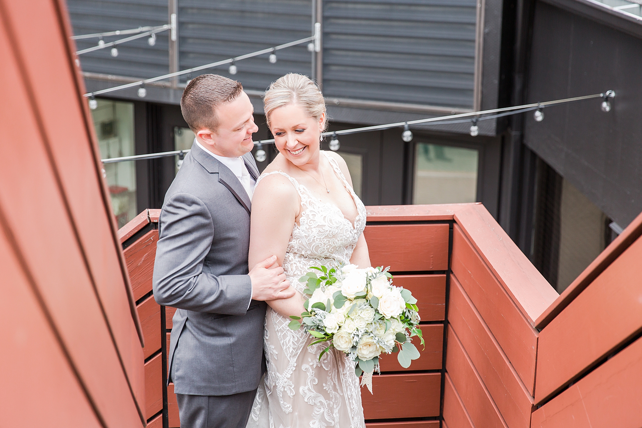 modern-romantic-wedding-photography-at-webers-in-ann-arbor-michigan-by-courtney-carolyn-photography_0030.jpg