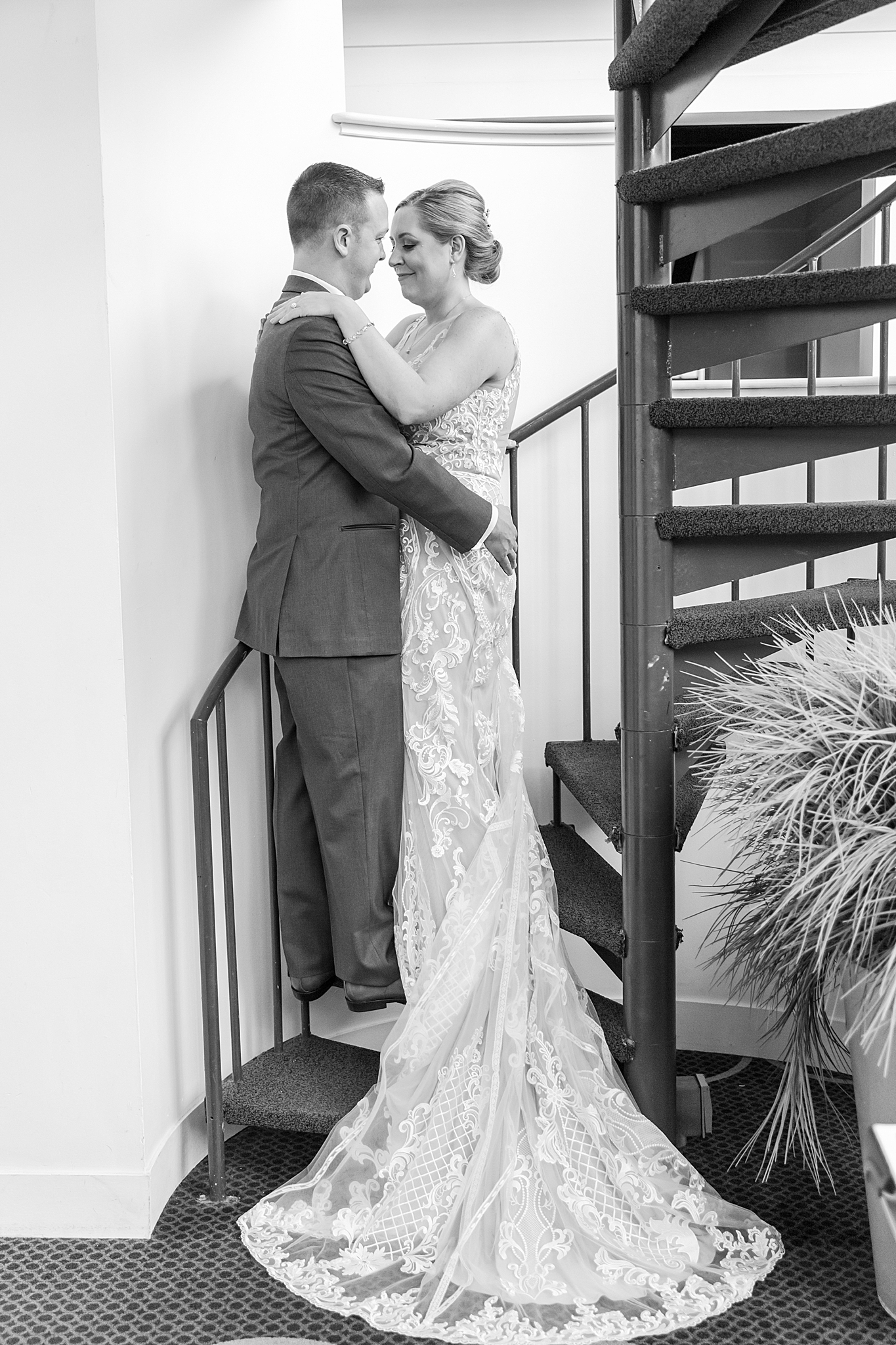 modern-romantic-wedding-photography-at-webers-in-ann-arbor-michigan-by-courtney-carolyn-photography_0033.jpg