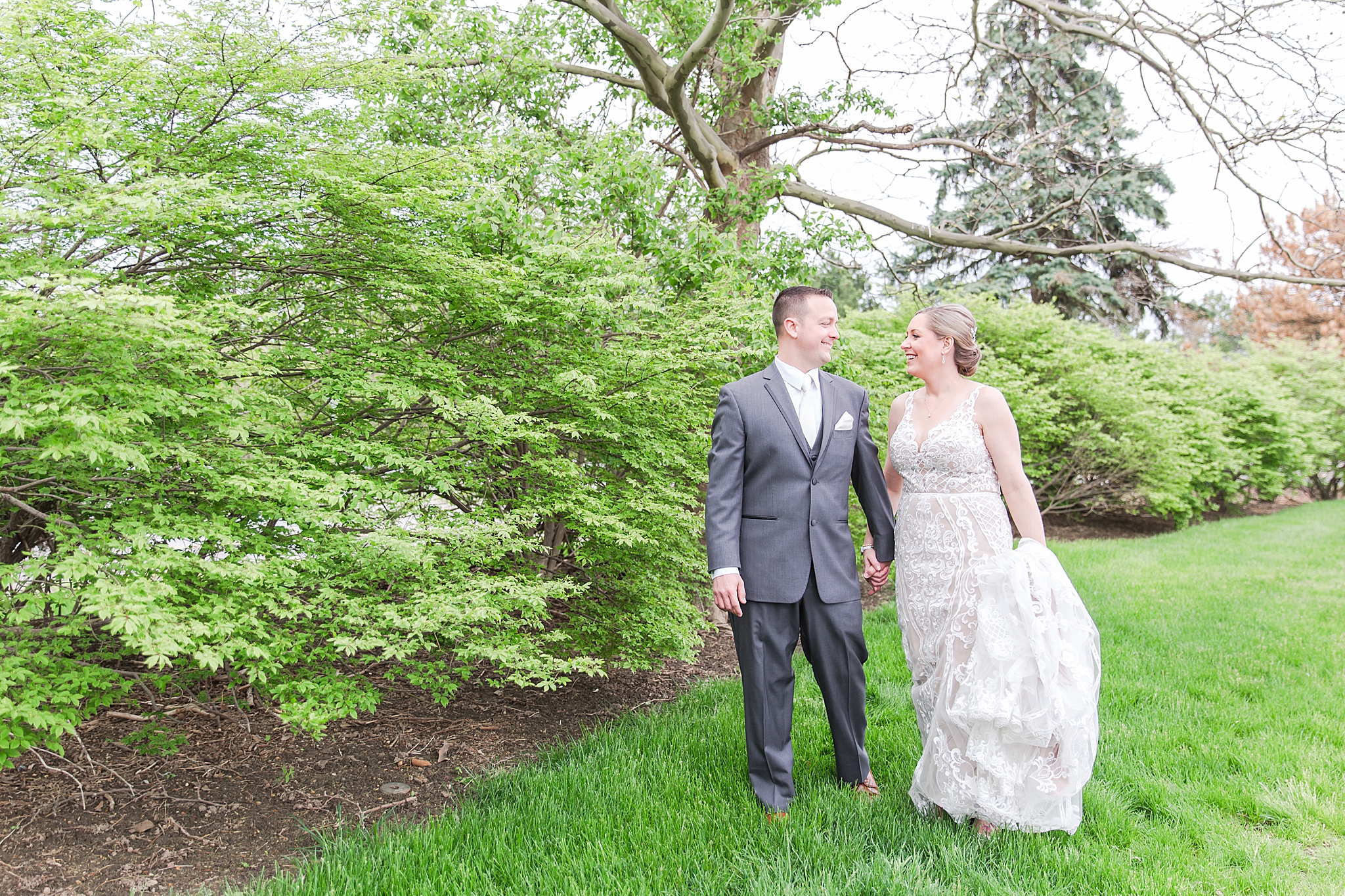 modern-romantic-wedding-photography-at-webers-in-ann-arbor-michigan-by-courtney-carolyn-photography_0042.jpg