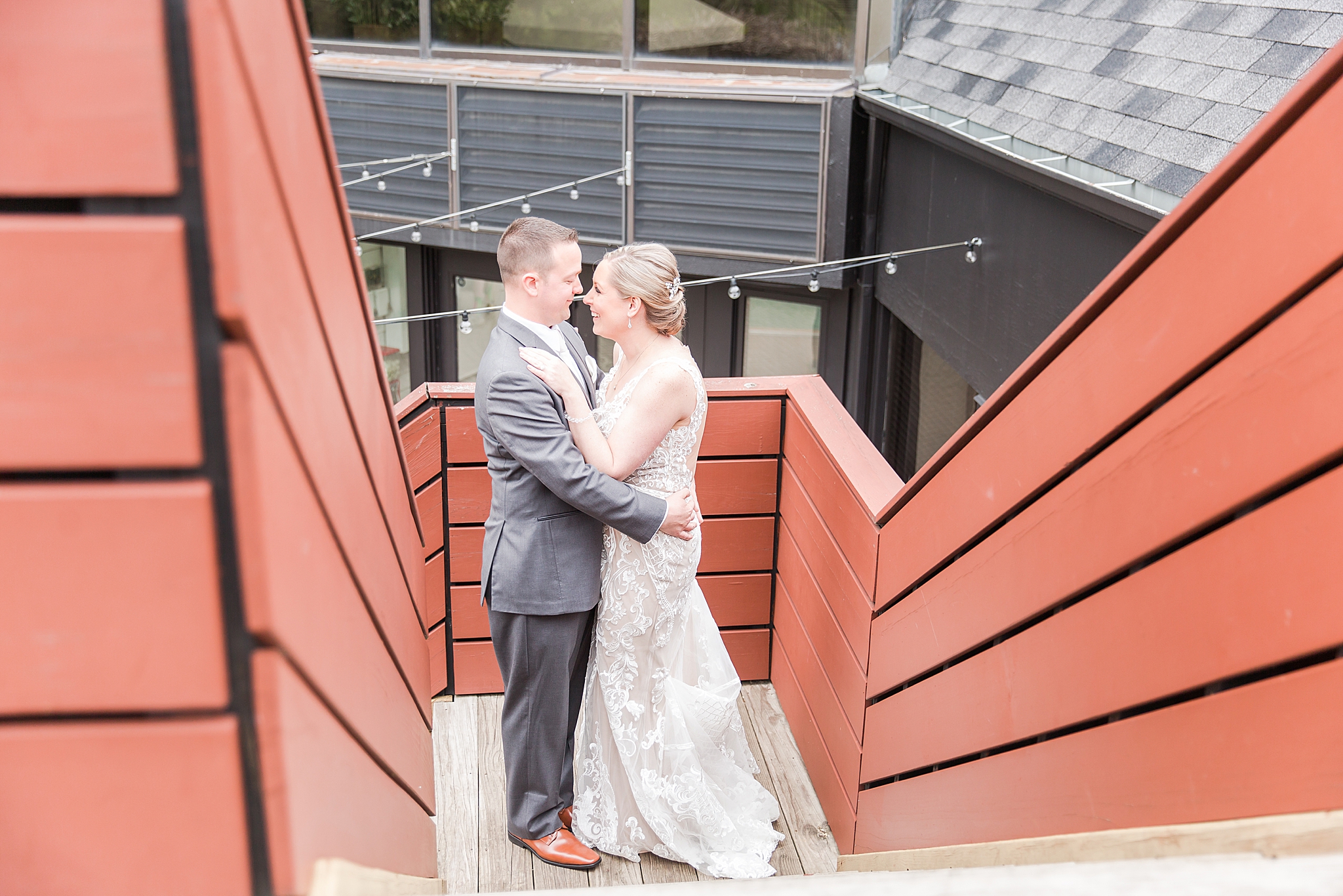 modern-romantic-wedding-photography-at-webers-in-ann-arbor-michigan-by-courtney-carolyn-photography_0047.jpg