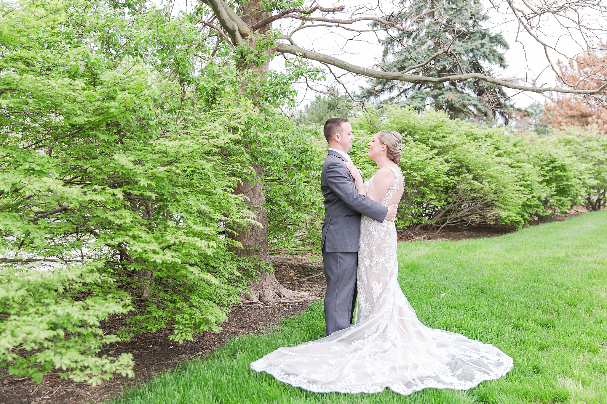 modern-romantic-wedding-photography-at-webers-in-ann-arbor-michigan-by-courtney-carolyn-photography_0049.jpg
