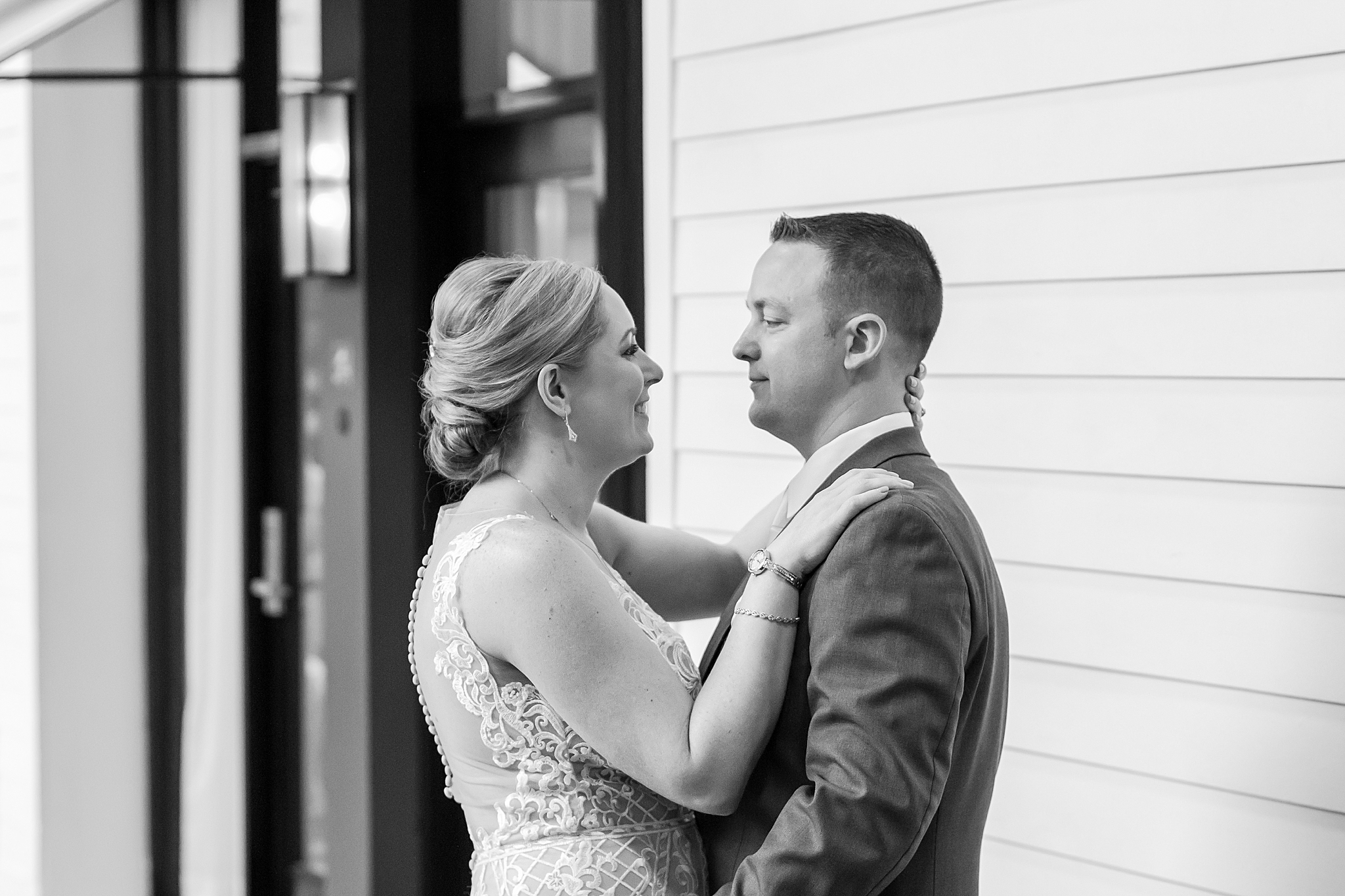 modern-romantic-wedding-photography-at-webers-in-ann-arbor-michigan-by-courtney-carolyn-photography_0050.jpg