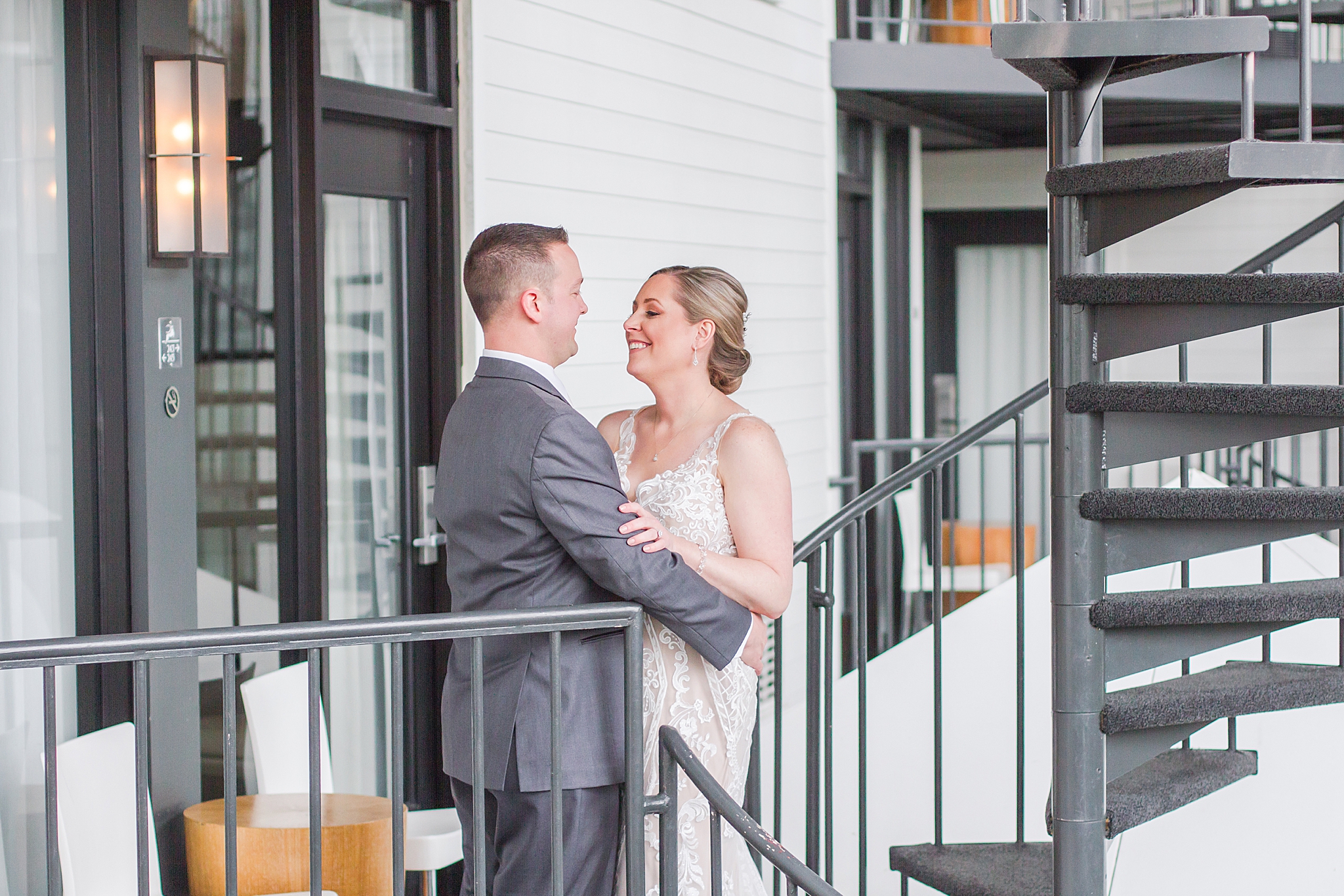 modern-romantic-wedding-photography-at-webers-in-ann-arbor-michigan-by-courtney-carolyn-photography_0053.jpg