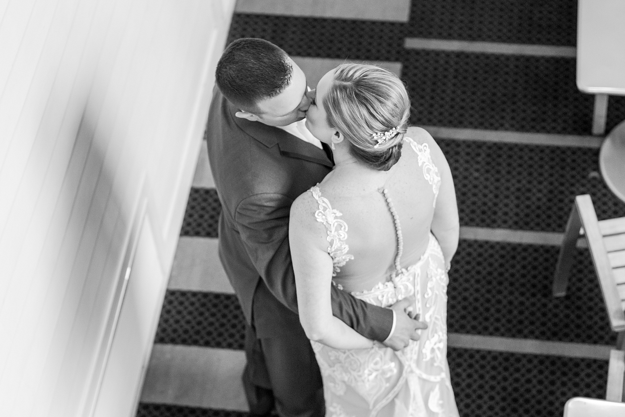modern-romantic-wedding-photography-at-webers-in-ann-arbor-michigan-by-courtney-carolyn-photography_0055.jpg