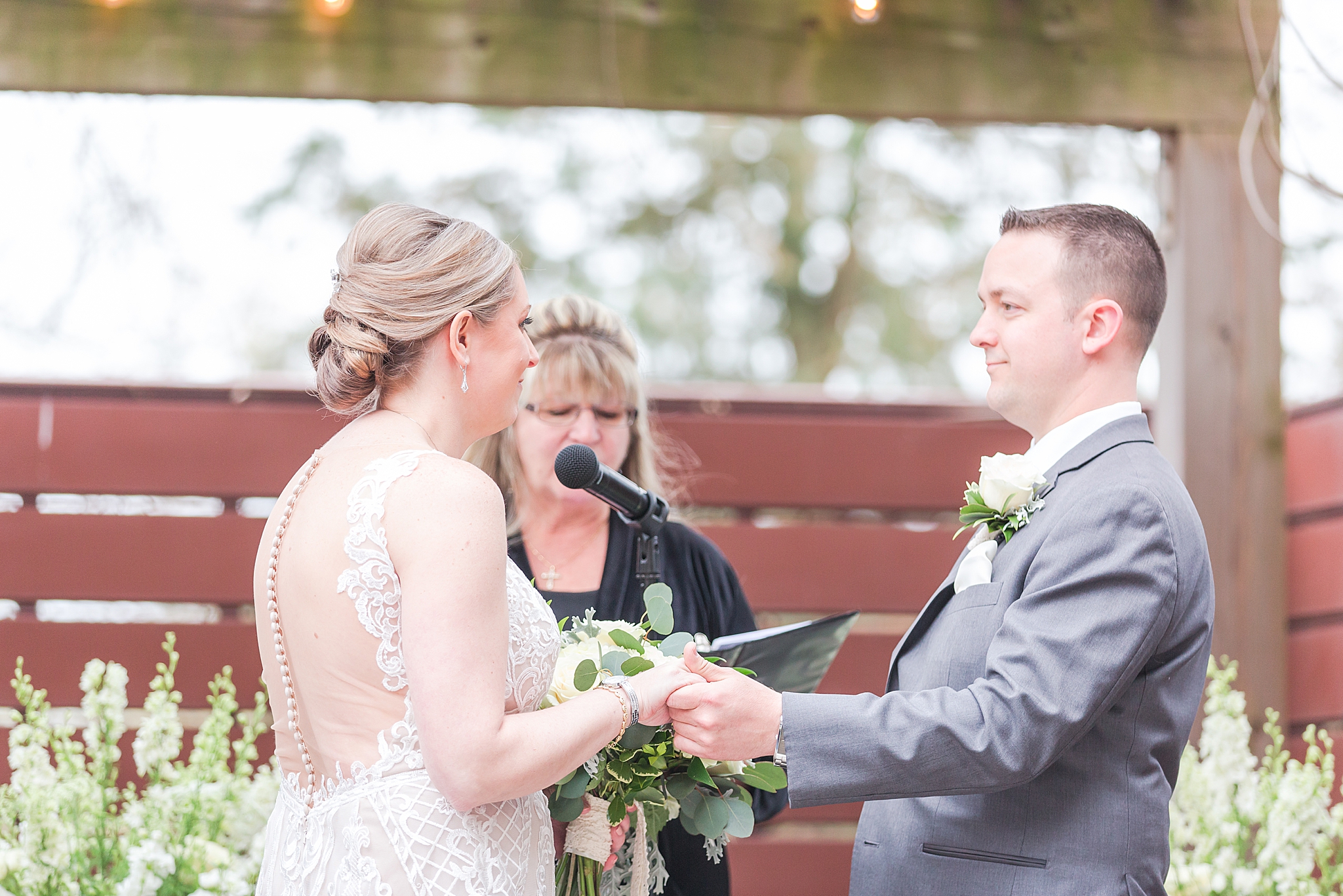 modern-romantic-wedding-photography-at-webers-in-ann-arbor-michigan-by-courtney-carolyn-photography_0061.jpg