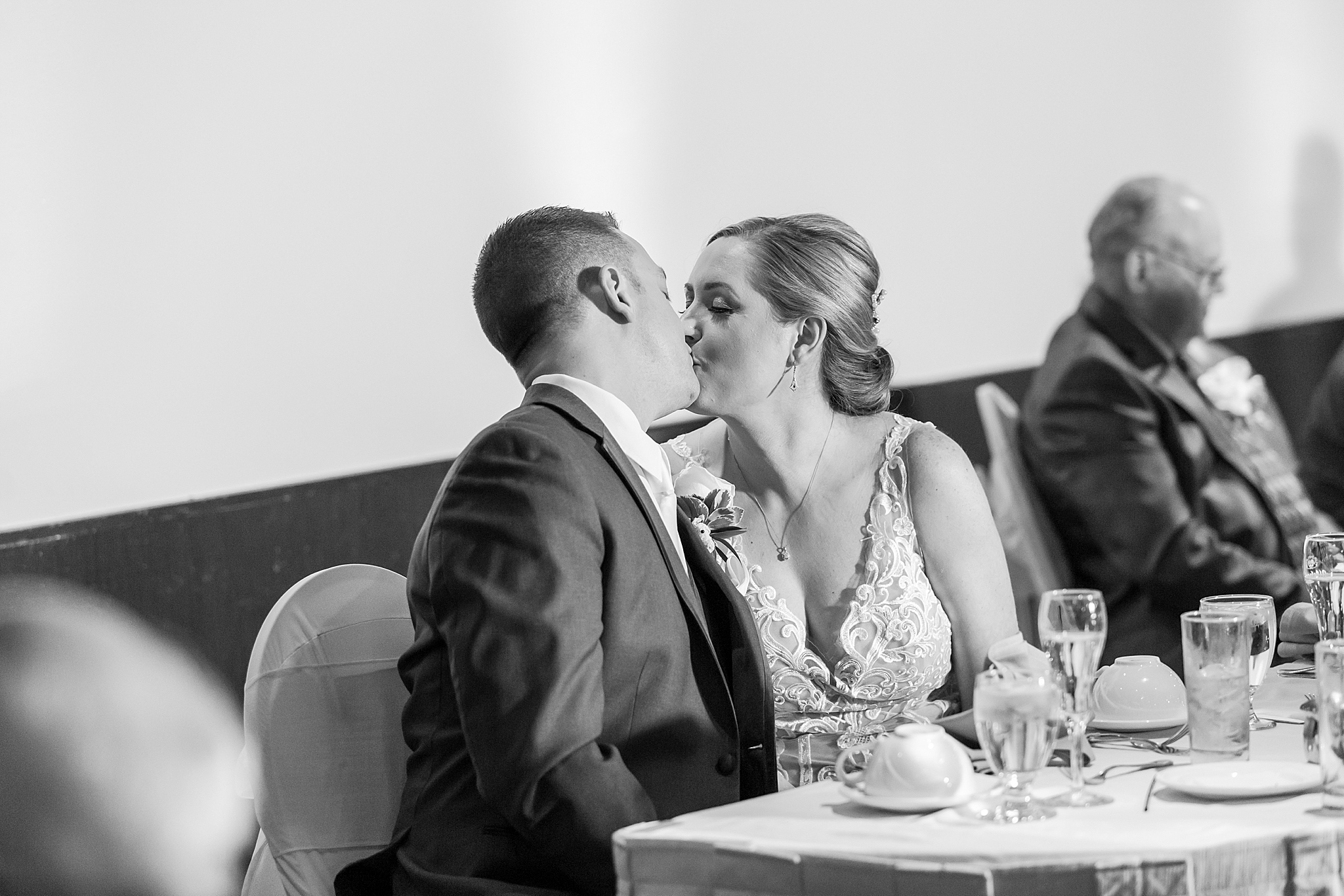modern-romantic-wedding-photography-at-webers-in-ann-arbor-michigan-by-courtney-carolyn-photography_0069.jpg