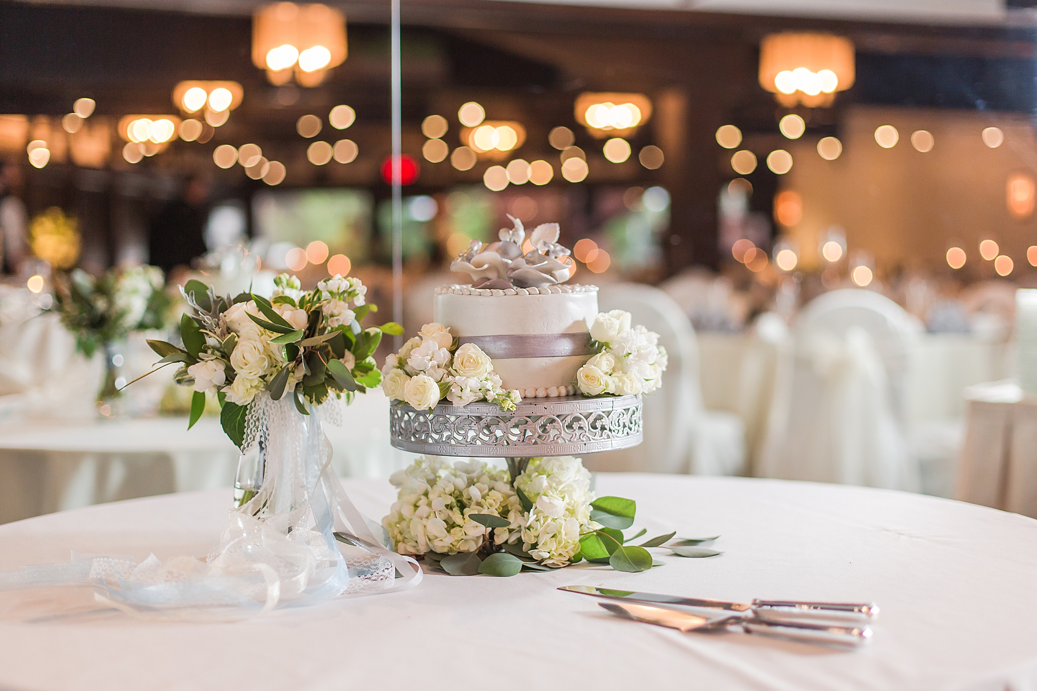 modern-romantic-wedding-photography-at-webers-in-ann-arbor-michigan-by-courtney-carolyn-photography_0071.jpg