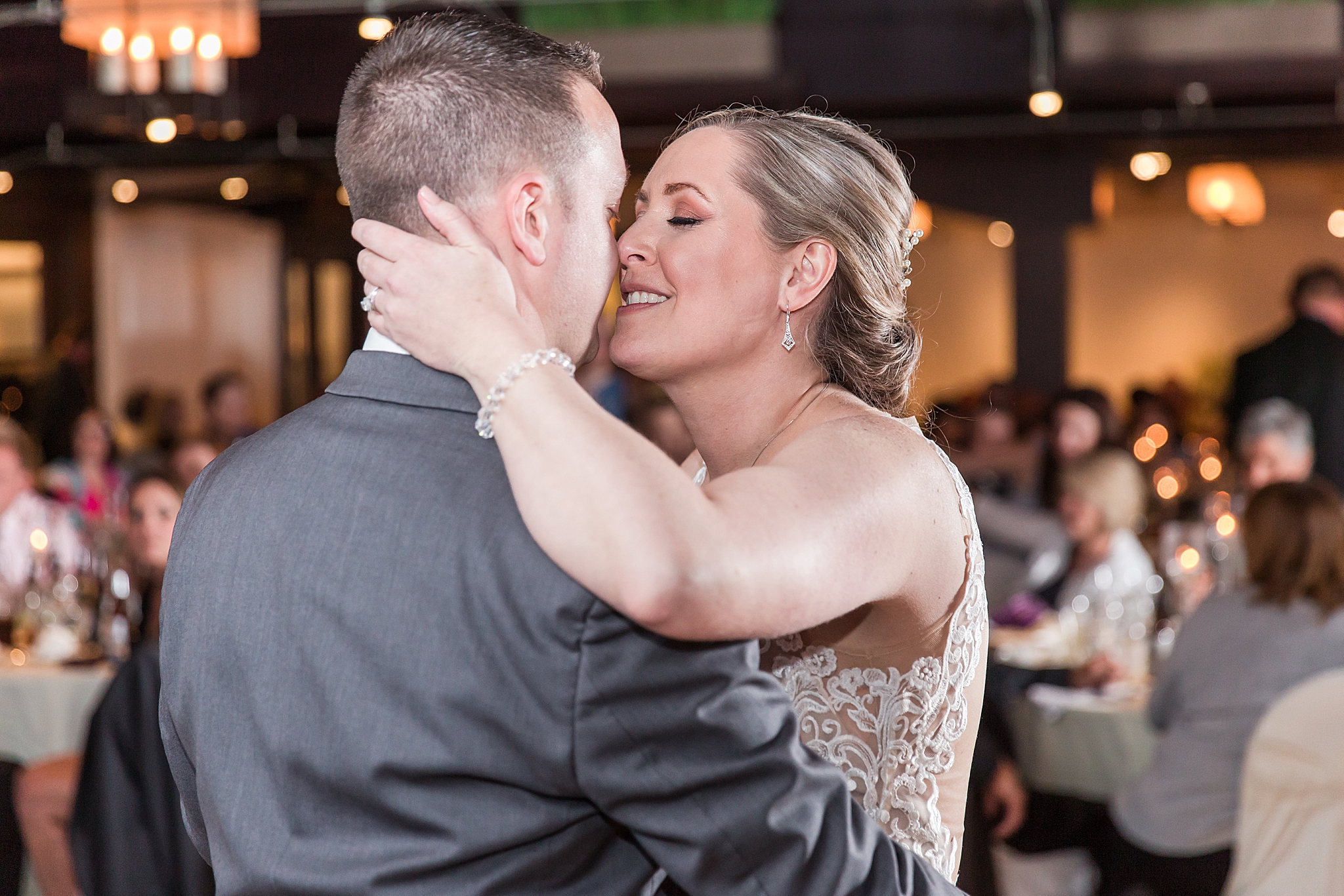 modern-romantic-wedding-photography-at-webers-in-ann-arbor-michigan-by-courtney-carolyn-photography_0079.jpg
