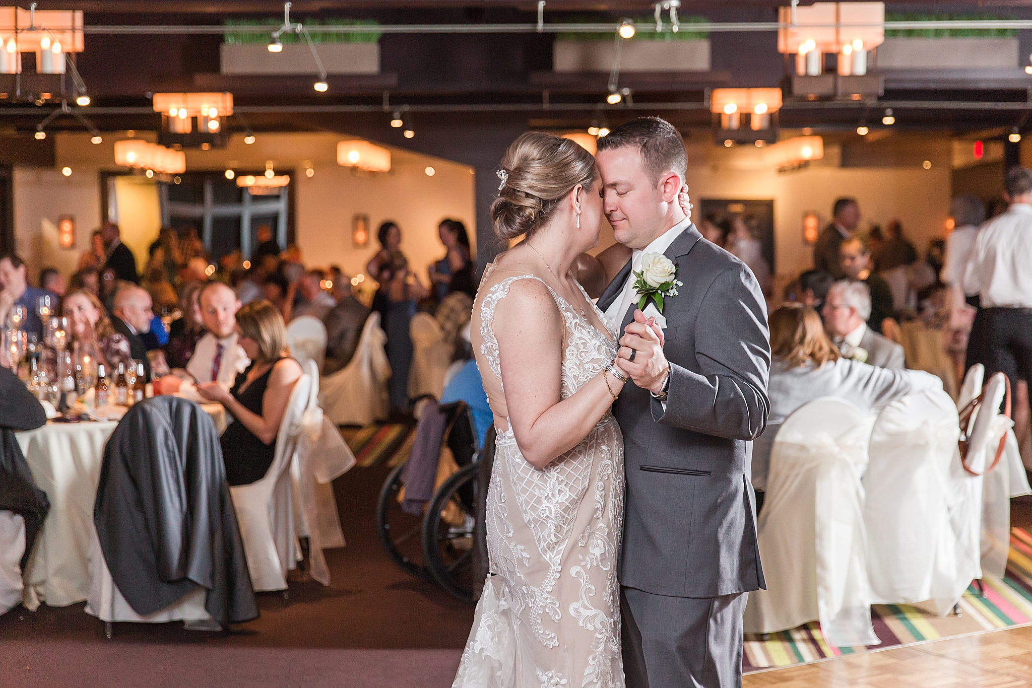 modern-romantic-wedding-photography-at-webers-in-ann-arbor-michigan-by-courtney-carolyn-photography_0080.jpg