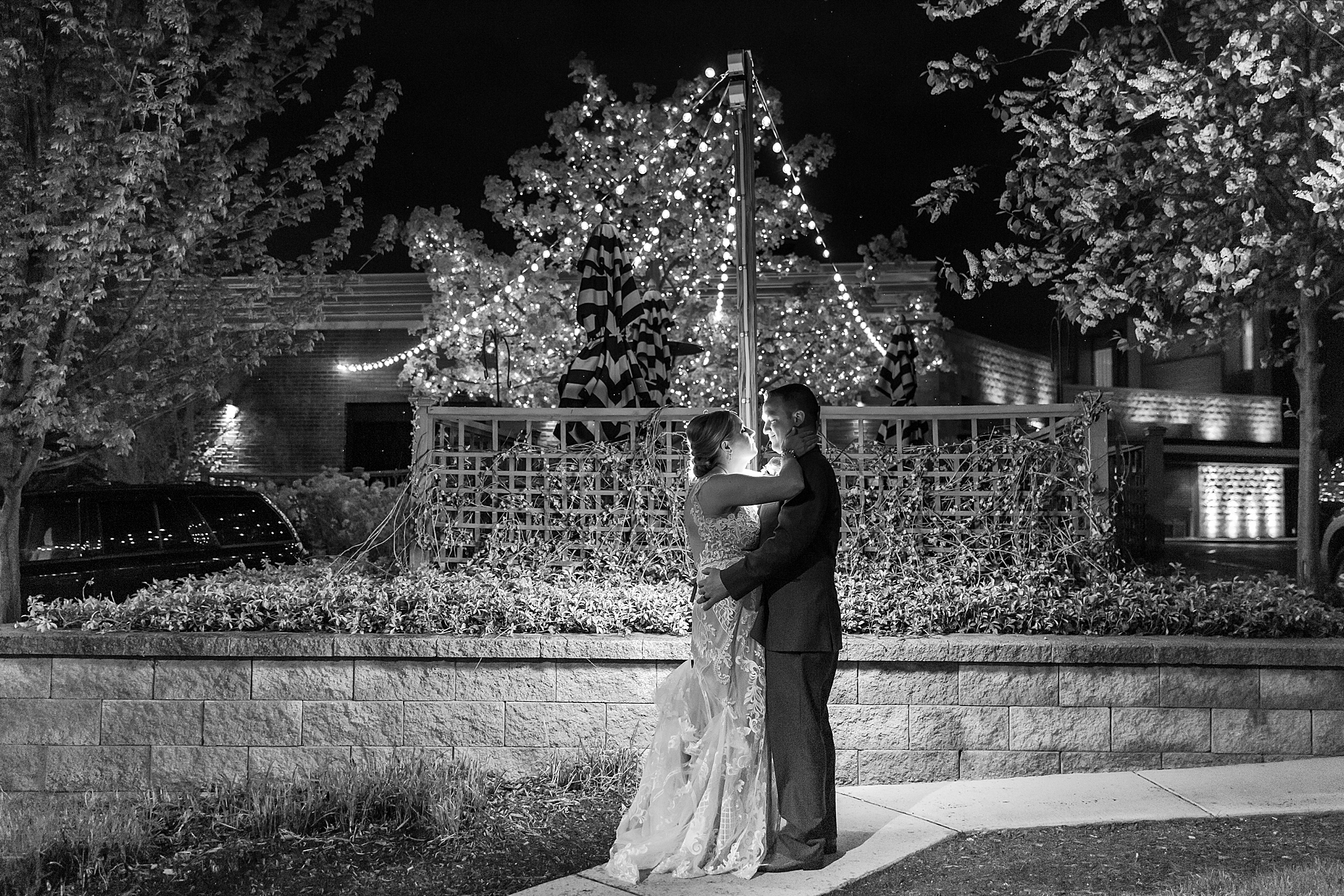 modern-romantic-wedding-photography-at-webers-in-ann-arbor-michigan-by-courtney-carolyn-photography_0085.jpg