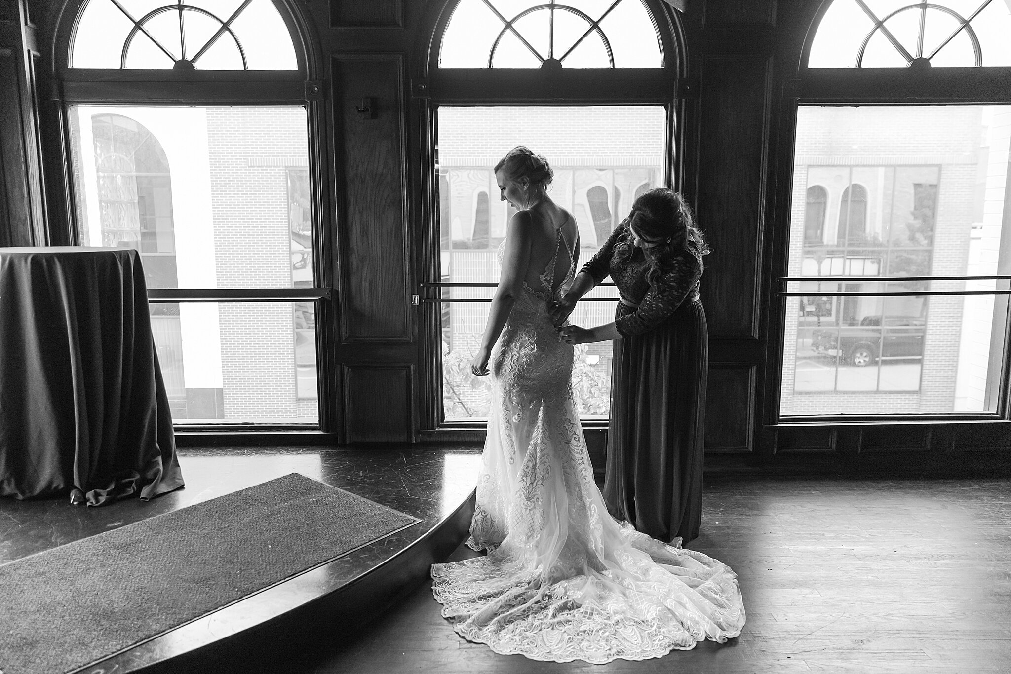 detroit-wedding-photographer-emerald-theatre-wedding-claire-ken-in-mt-clemens-mi-by-courtney-carolyn-photography_0014.jpg