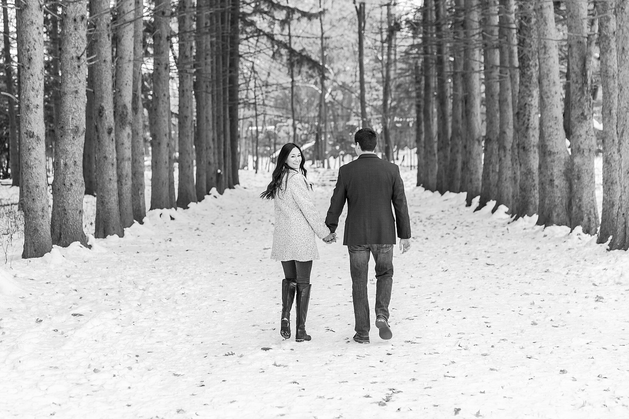 detroit-wedding-photographer-winter-engagement-photos-at-stony-creek-metropark-in-shelby-twp-mi-by-courtney-carolyn-photography_0002.jpg