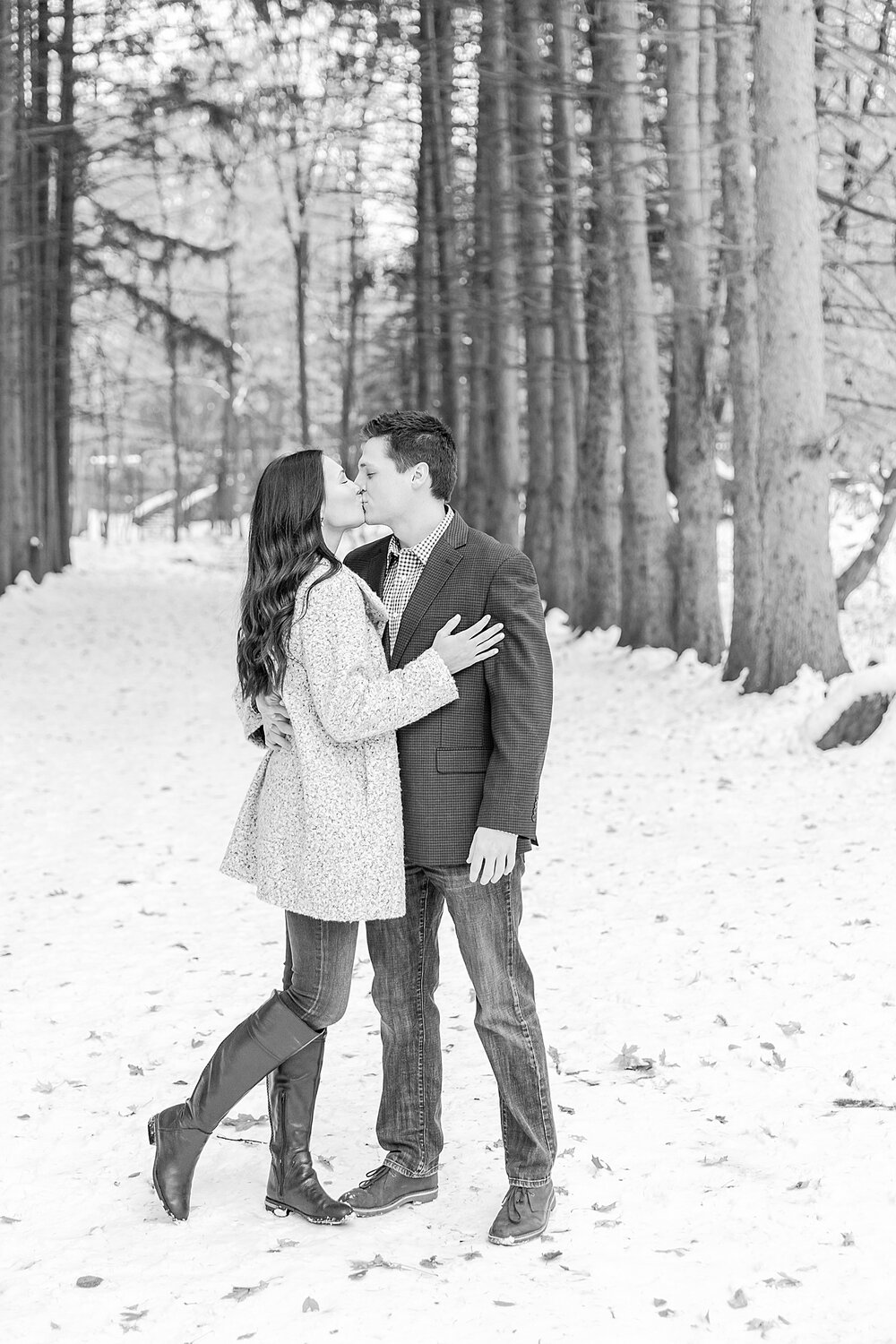 detroit-wedding-photographer-winter-engagement-photos-at-stony-creek-metropark-in-shelby-twp-mi-by-courtney-carolyn-photography_0007.jpg