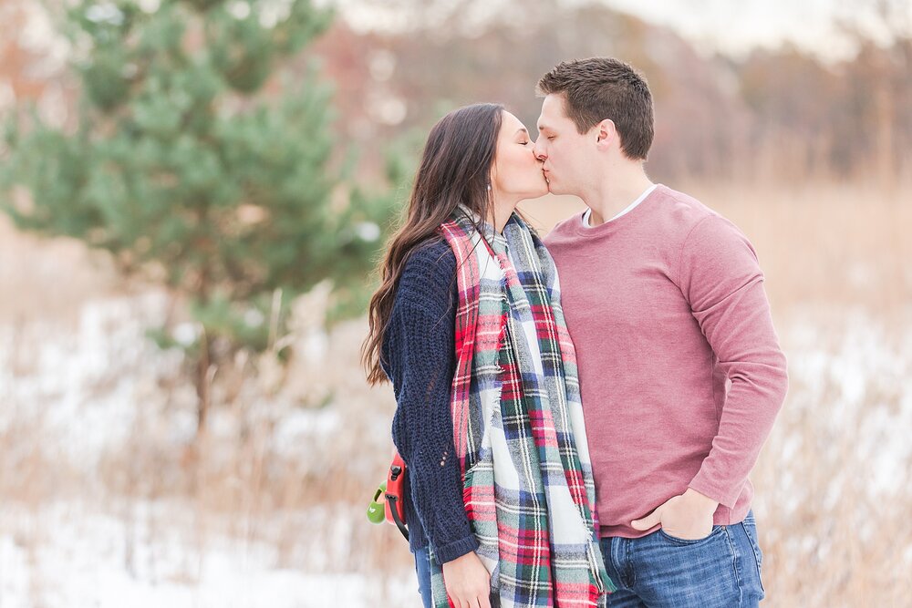 detroit-wedding-photographer-winter-engagement-photos-at-stony-creek-metropark-in-shelby-twp-mi-by-courtney-carolyn-photography_0031.jpg