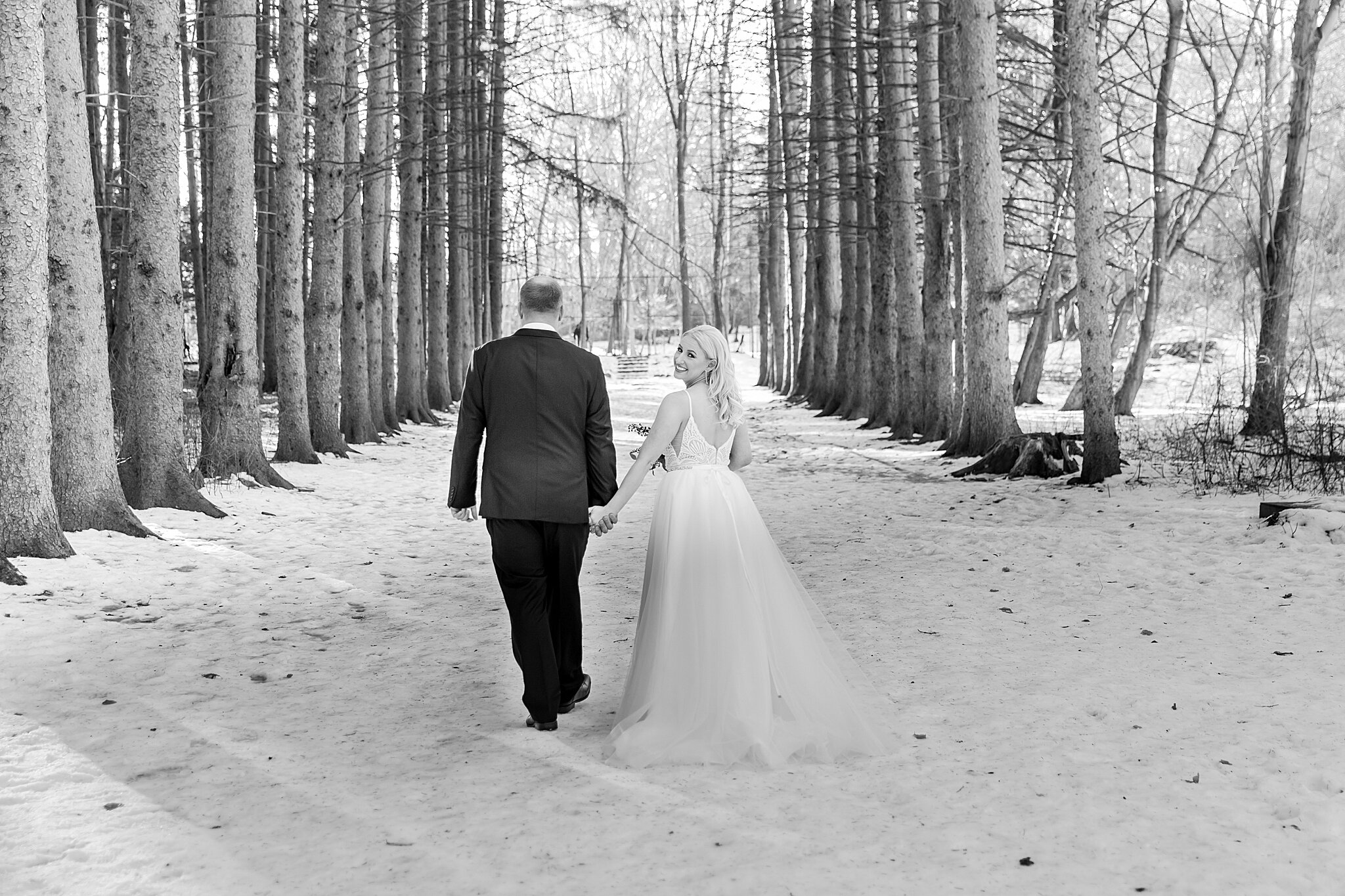 detroit-wedding-photographer-winter-wedding-photos-at-royal-oak-music-theatre-by-courtney-carolyn-photography_0067.jpg