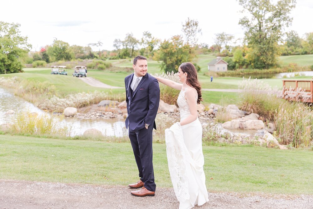 detroit-wedding-photographer-laid-back-elegant-fall-wedding-photos-at-fox-hills-golf-and-banquet-center-plymouth-mi-by-courtney-carolyn-photography_0033.jpg