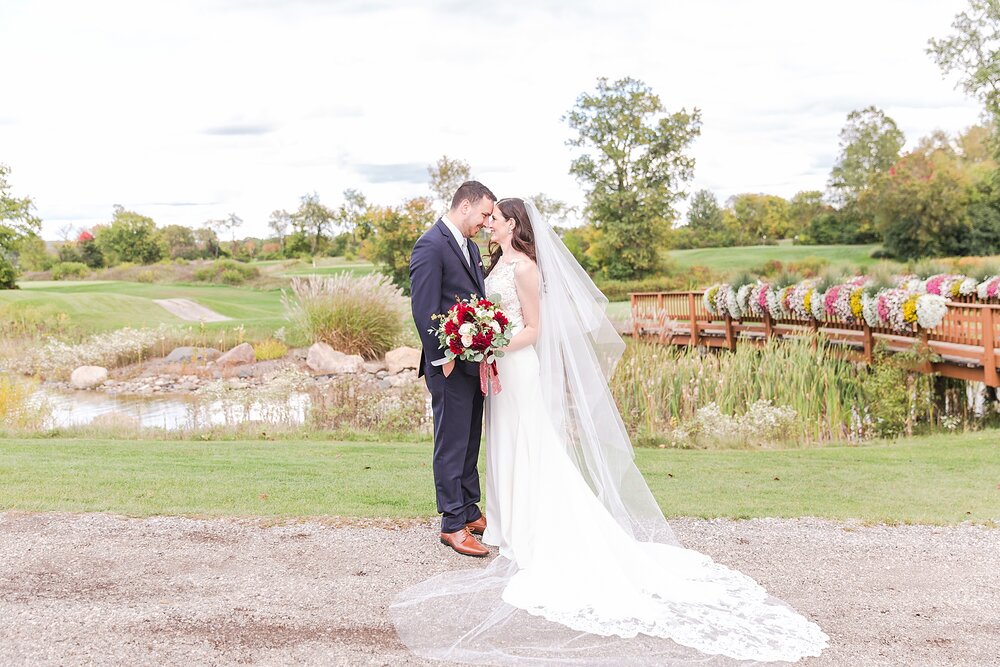 detroit-wedding-photographer-laid-back-elegant-fall-wedding-photos-at-fox-hills-golf-and-banquet-center-plymouth-mi-by-courtney-carolyn-photography_0065.jpg