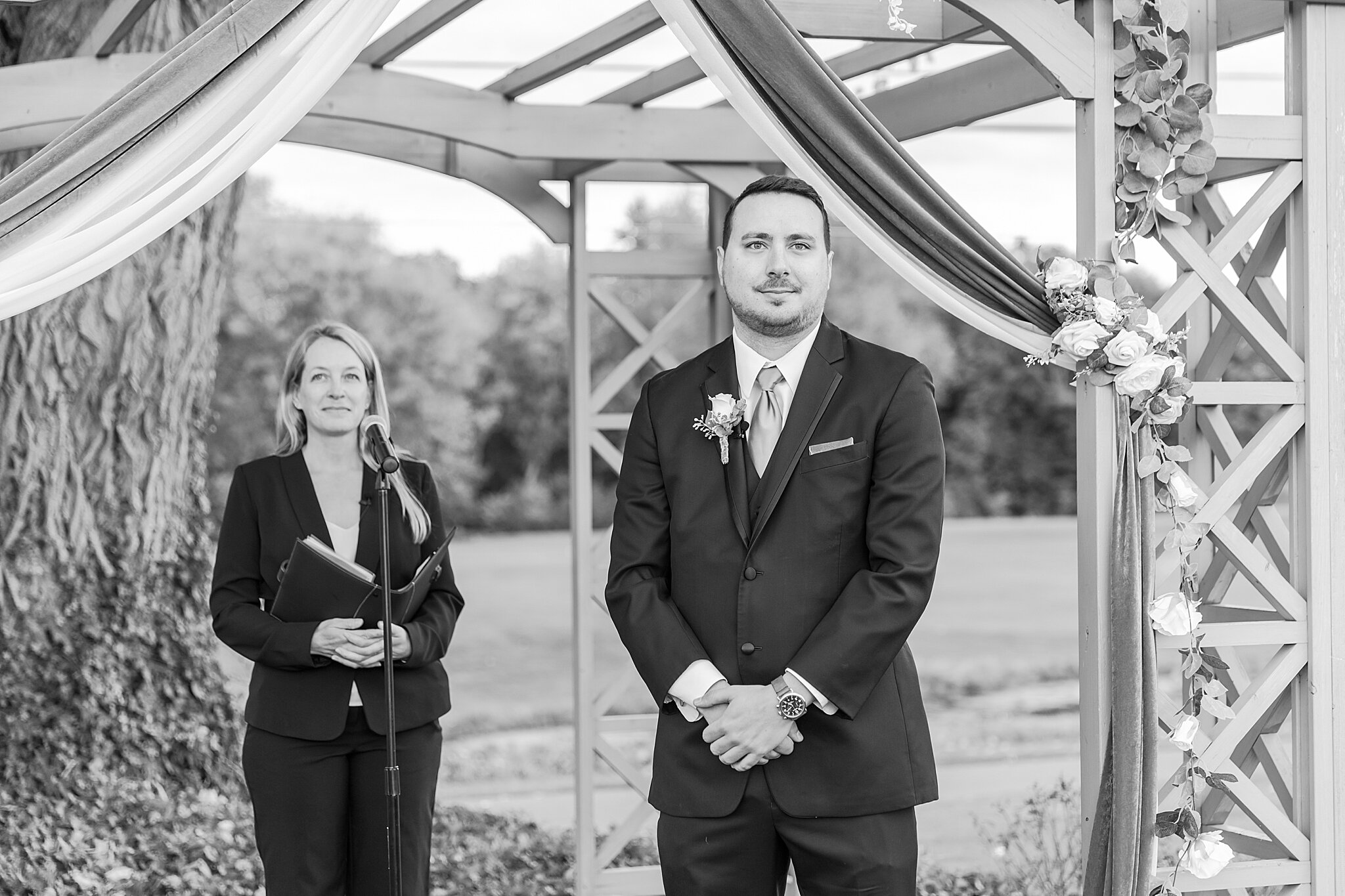 detroit-wedding-photographer-laid-back-elegant-fall-wedding-photos-at-fox-hills-golf-and-banquet-center-plymouth-mi-by-courtney-carolyn-photography_0090.jpg