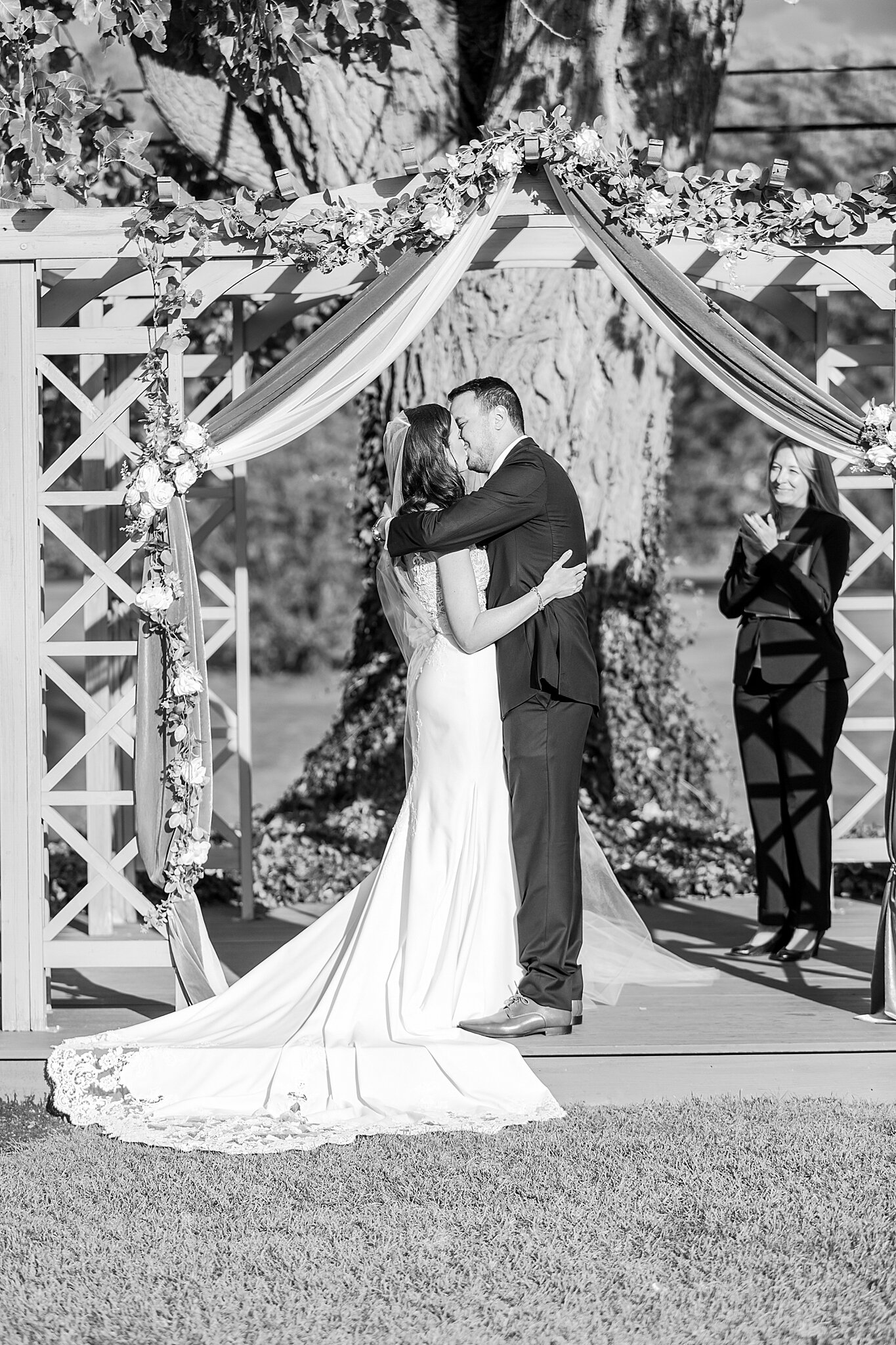 detroit-wedding-photographer-laid-back-elegant-fall-wedding-photos-at-fox-hills-golf-and-banquet-center-plymouth-mi-by-courtney-carolyn-photography_0099.jpg