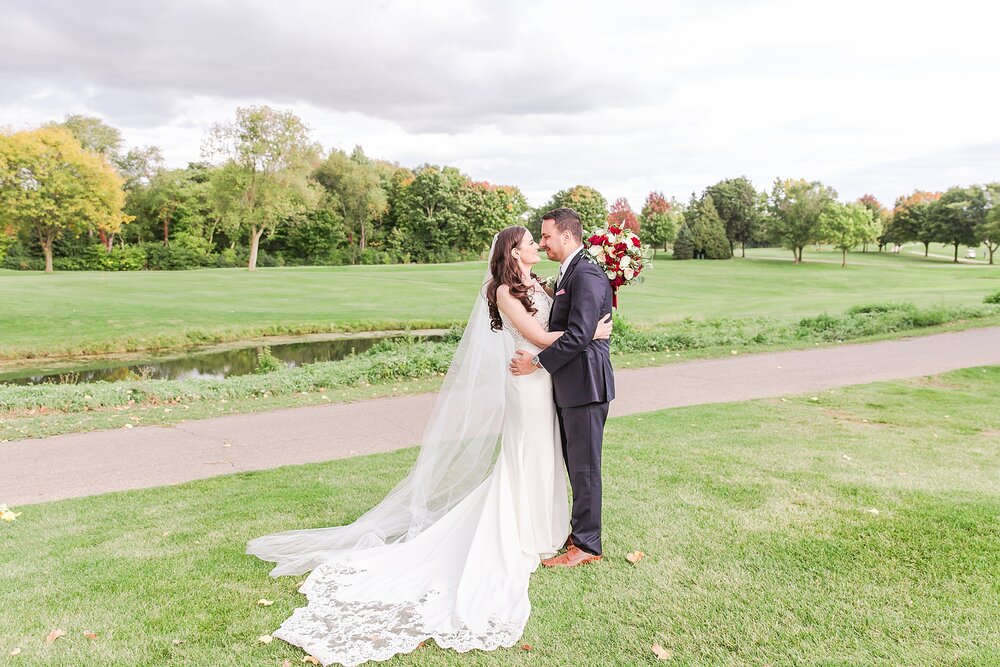 detroit-wedding-photographer-laid-back-elegant-fall-wedding-photos-at-fox-hills-golf-and-banquet-center-plymouth-mi-by-courtney-carolyn-photography_0105.jpg