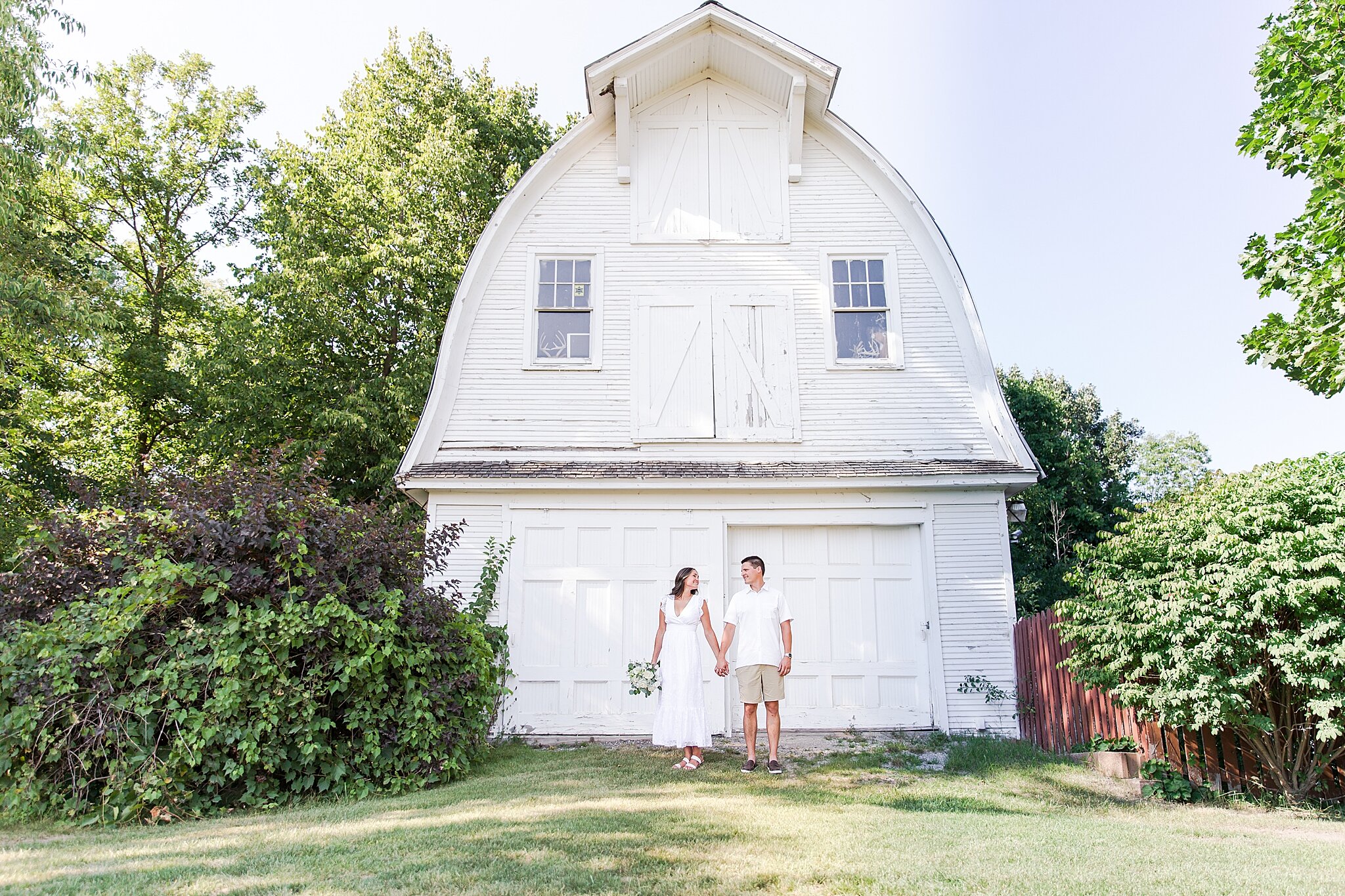 detroit-wedding-photographer-intimate-summer-elopement-wedding-photos-in-michigan-by-courtney-carolyn-photography_0004.jpg
