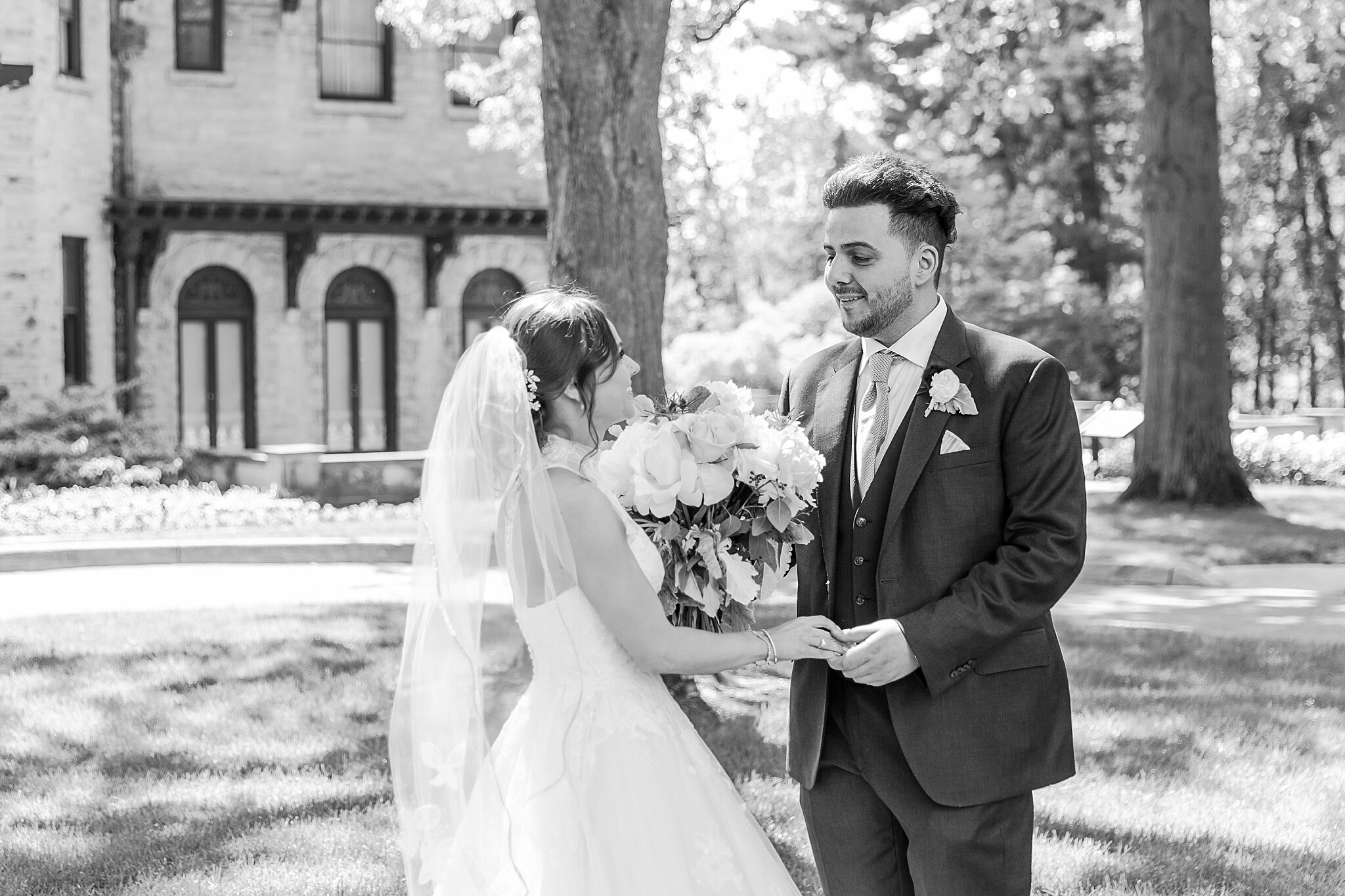 detroit-wedding-photographer-classic-wedding-photos-at-planterra-conservatory-in-bloomfield-hills-mi-by-courtney-carolyn-photography_0020.jpg