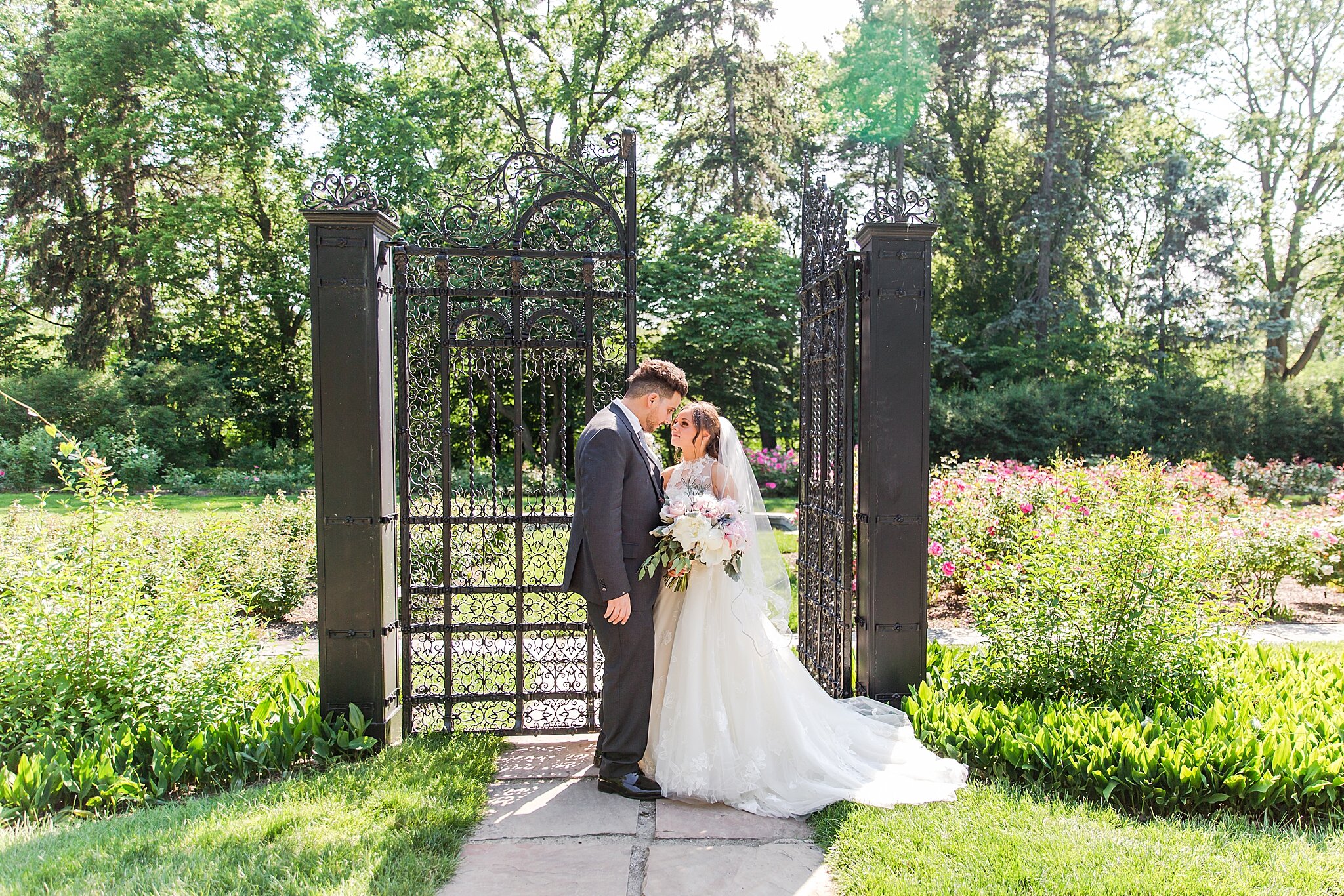 detroit-wedding-photographer-classic-wedding-photos-at-planterra-conservatory-in-bloomfield-hills-mi-by-courtney-carolyn-photography_0032.jpg