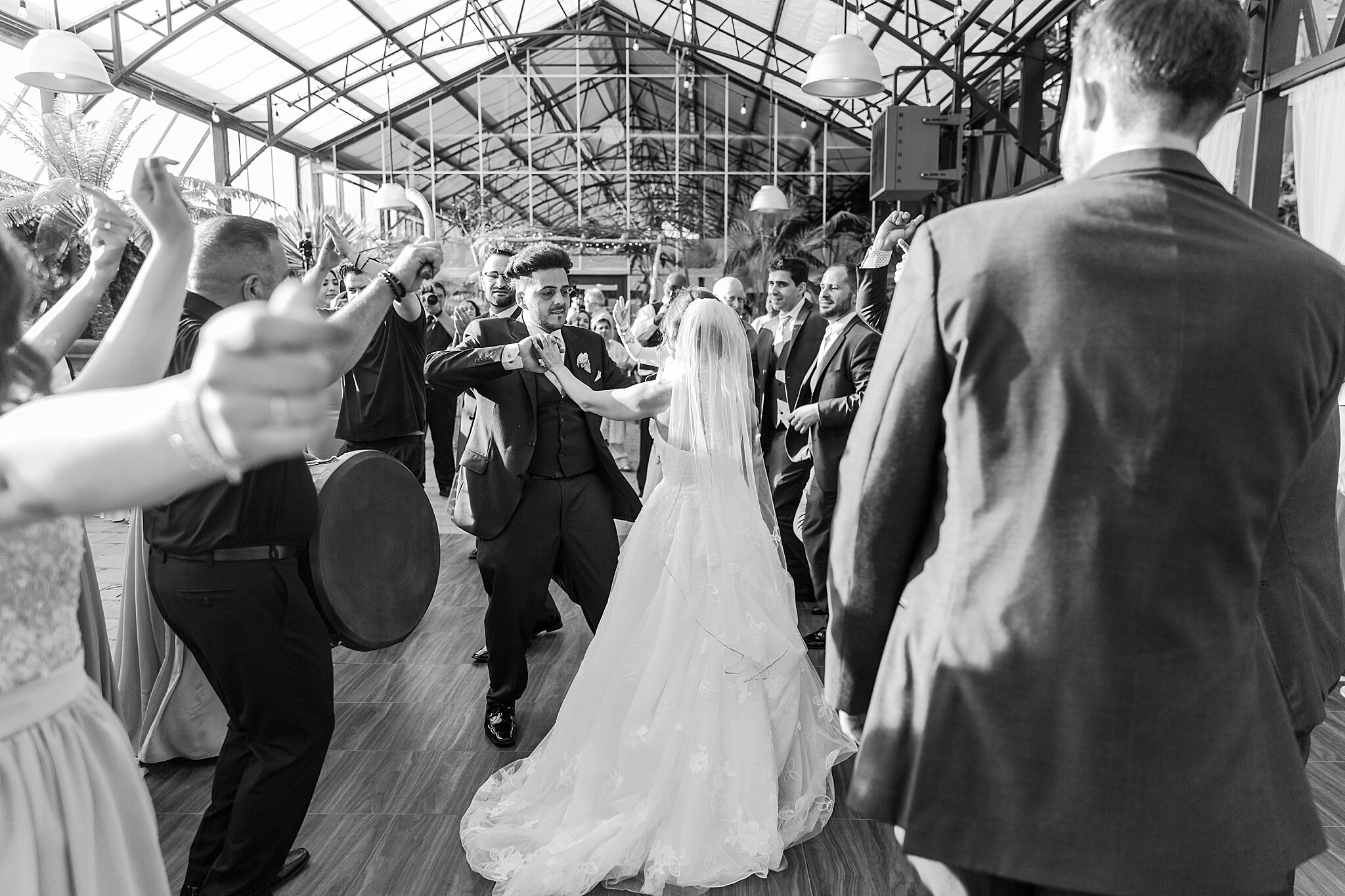 detroit-wedding-photographer-classic-wedding-photos-at-planterra-conservatory-in-bloomfield-hills-mi-by-courtney-carolyn-photography_0050.jpg