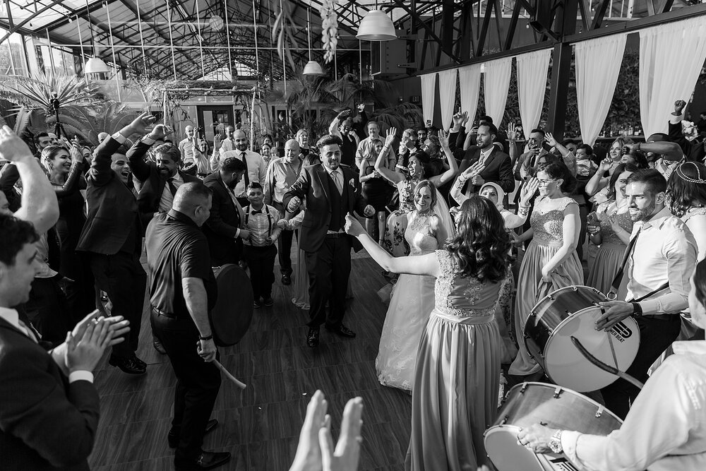 detroit-wedding-photographer-classic-wedding-photos-at-planterra-conservatory-in-bloomfield-hills-mi-by-courtney-carolyn-photography_0052.jpg