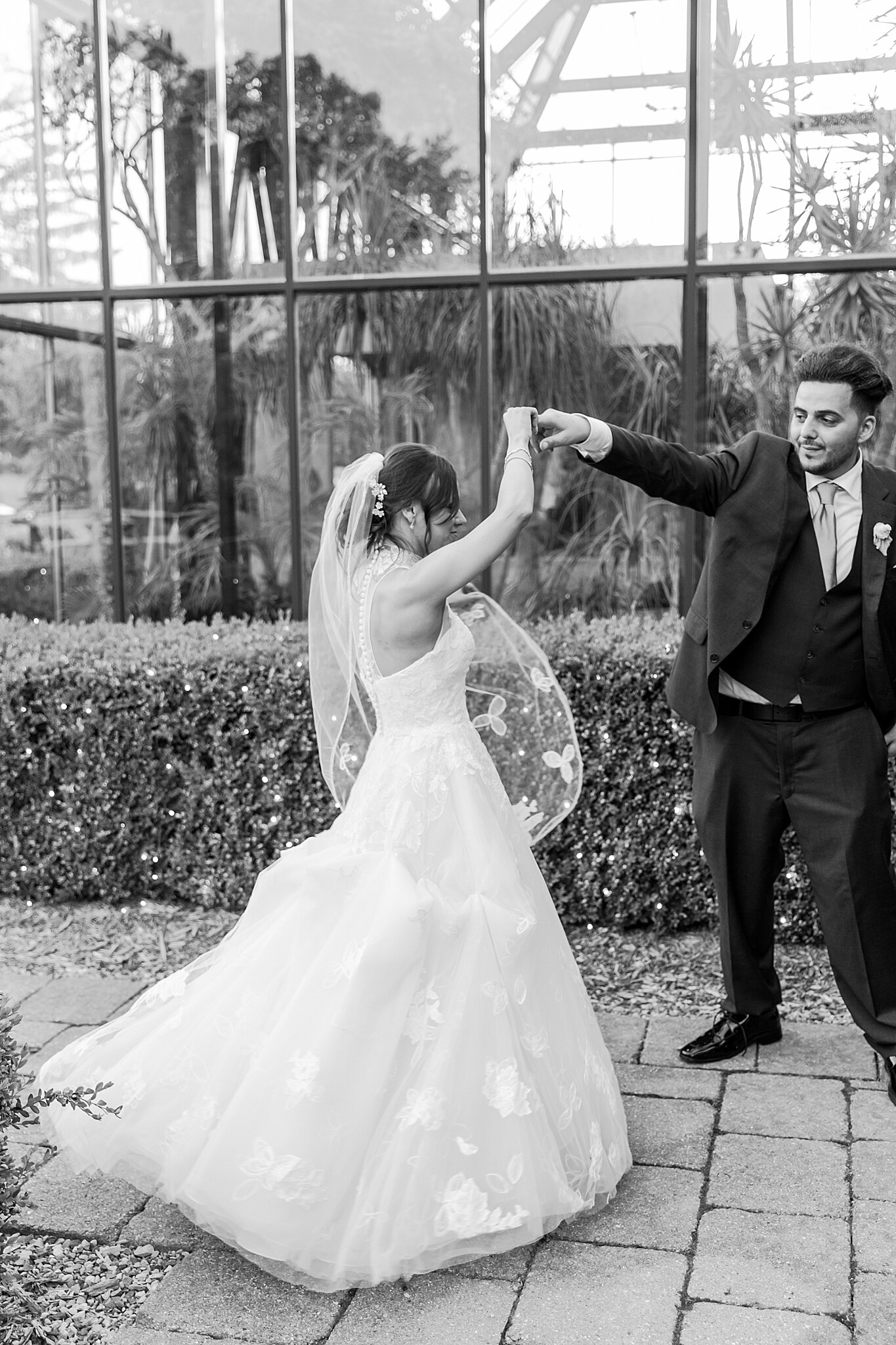 detroit-wedding-photographer-classic-wedding-photos-at-planterra-conservatory-in-bloomfield-hills-mi-by-courtney-carolyn-photography_0068.jpg