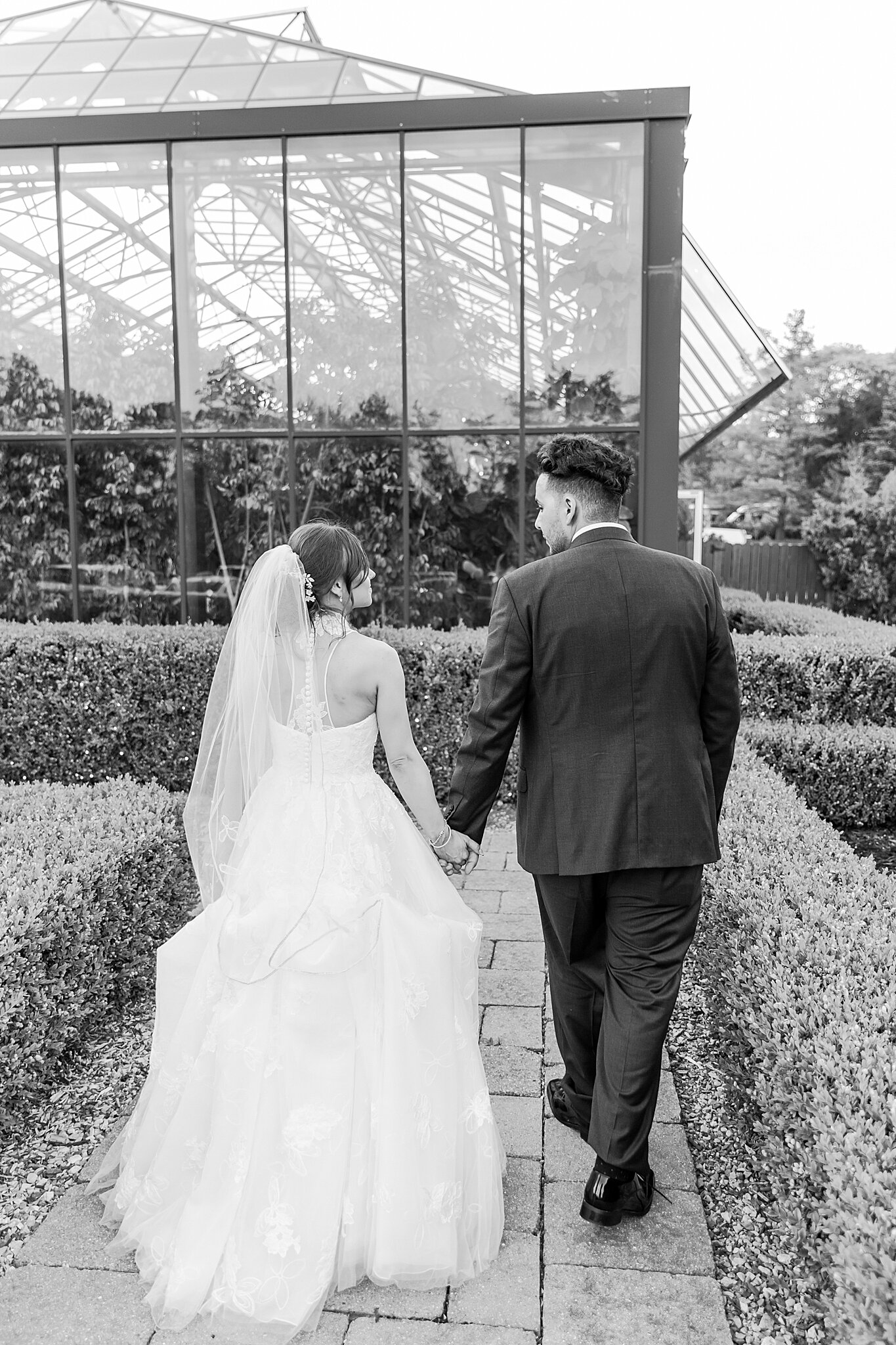 detroit-wedding-photographer-classic-wedding-photos-at-planterra-conservatory-in-bloomfield-hills-mi-by-courtney-carolyn-photography_0073.jpg