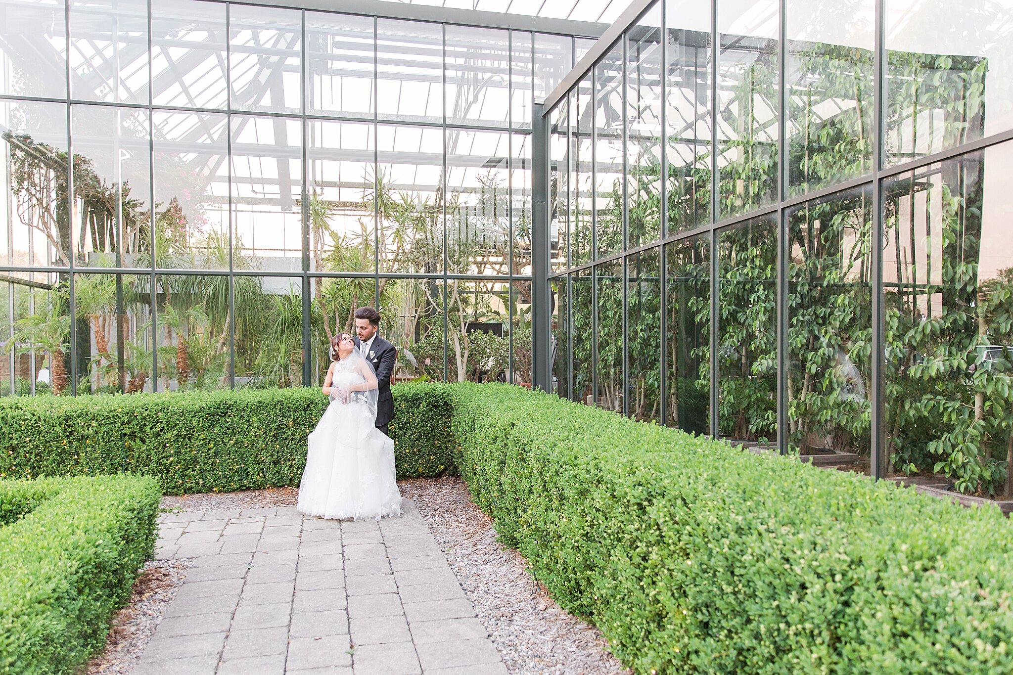 detroit-wedding-photographer-classic-wedding-photos-at-planterra-conservatory-in-bloomfield-hills-mi-by-courtney-carolyn-photography_0074.jpg