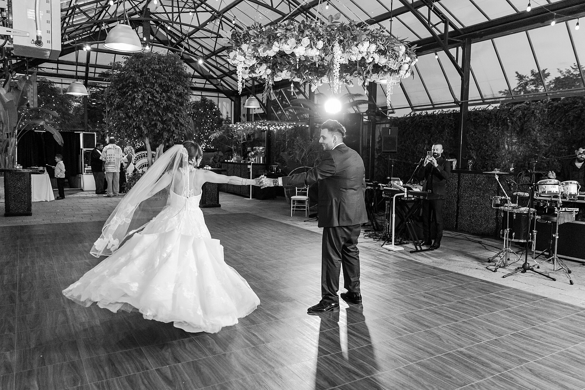 detroit-wedding-photographer-classic-wedding-photos-at-planterra-conservatory-in-bloomfield-hills-mi-by-courtney-carolyn-photography_0078.jpg