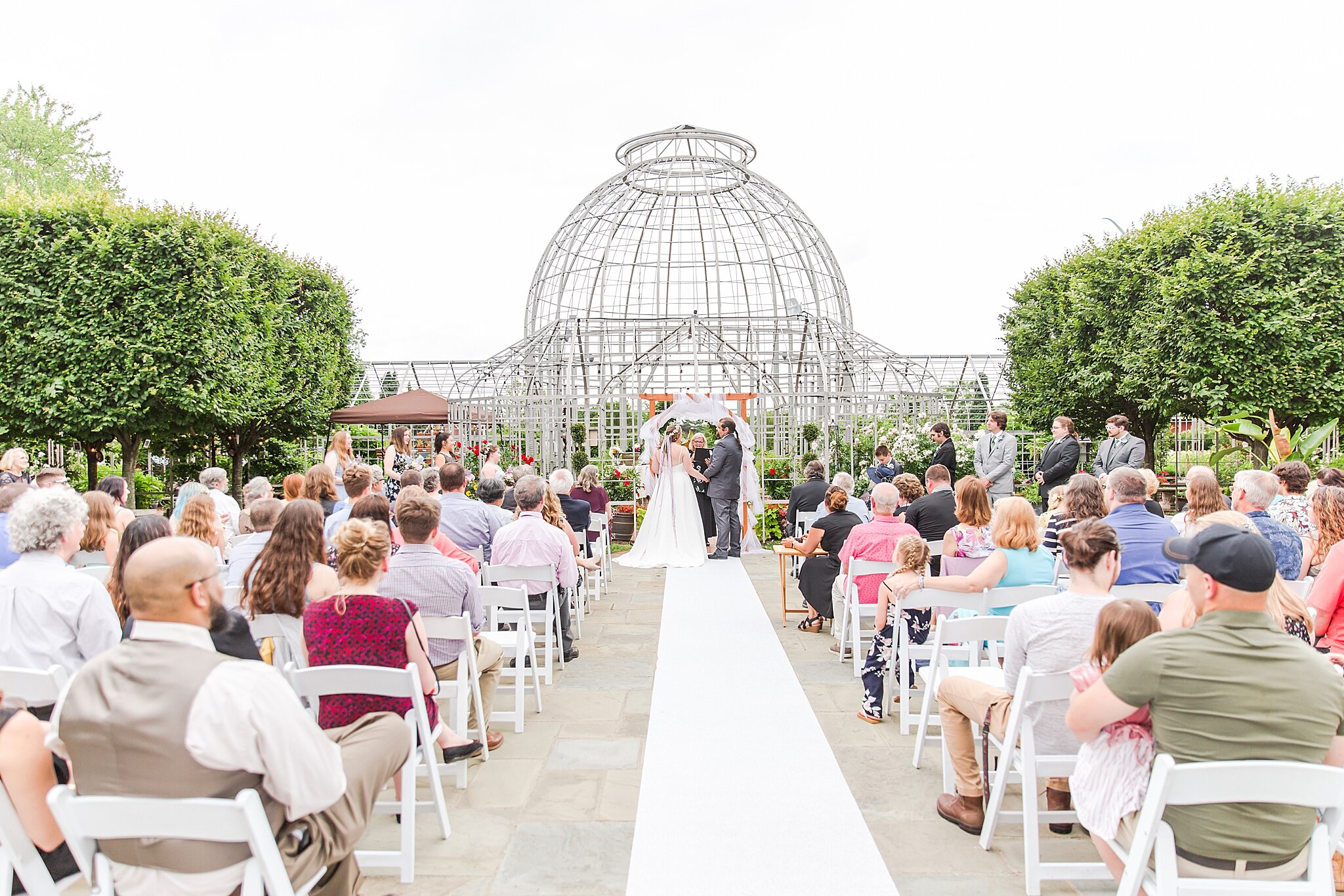 detroit-wedding-photographer-english-garden-inspired-wedding-photos-at-taylor-conservatory-and-botanical-gardens-in-taylor-mi-by-courtney-carolyn-photography_0028.jpg