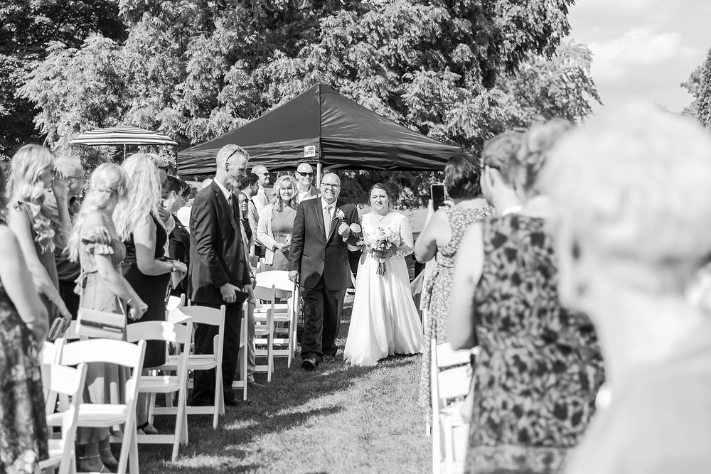 detroit-wedding-photographer-joyful-wedding-photos-at-oak-pointe-country-club-in-brighton-mi-by-courtney-carolyn-photography_0051.jpg